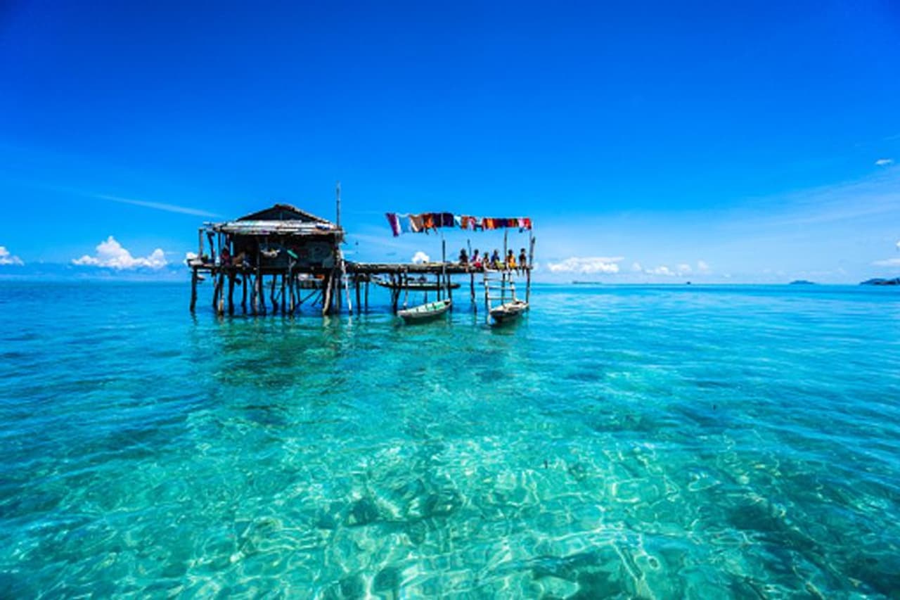 <p>ഇന്തൊനേഷ്യയുടെ കിഴക്കന് പ്രദേശത്തും സെലെബിസിലും ബോര്ണ്ണിയോയിലും ഫിലിപ്പൈന്സിലെ മിന്ദനാവോയിലും സുലു ഉപദ്വീപിലും ഇവരെ കാണാം. സമുദ്രവുമായി ബന്ധപ്പെട്ട് തന്നെയാണ് ഇവരുടെ മിക്കവരുടെയും ജീവിതം. ഇതില് ഒരുകൂട്ടം ആളുകള്ക്ക് അവരുടെ രാജ്യം തന്നെ സമുദ്രമാണ്. അവിടെയുള്ള മനുഷ്യര്ക്ക് എവിടെയും പൗരത്വമില്ല. അതിനാല്ത്തന്നെ ഏതെങ്കിലും പ്രത്യേക അവകാശങ്ങളും അവര്ക്കില്ല. പൗരത്വമോ പ്രധാന ഭൂപ്രദേശത്ത് താമസിക്കാനുള്ള ഔപചാരിക അവകാശങ്ങളോ ഇല്ലാത്തതിനാൽ, തലമുറകളായി കൈമാറ്റം ചെയ്യപ്പെട്ടിട്ടുള്ള കടലിലുള്ള വേട്ടയാടൽ കഴിവുകളുപയോഗിച്ചാണ് ഇവര് ജീവിക്കുന്നത്. ഏതെങ്കിലും പ്രത്യേക രാജ്യത്തിന്റെ ഭാഗമല്ലാത്തതിനാലും പൗരത്വമില്ലാത്തതിനാലും ഇവരുടെ കുട്ടികള്ക്ക് സർക്കാർ സ്കൂളുകളിൽ പ്രവേശനം ലഭിക്കില്ല. ജോലി കണ്ടെത്താനും സാധ്യമല്ല. അതുപോലെ തന്നെ സര്ക്കാര് ആനുകൂല്യങ്ങളും ലഭിക്കില്ല. </p> <p>ഇന്തൊനേഷ്യയുടെ കിഴക്കന് പ്രദേശത്തും സെലെബിസിലും ബോര്ണ്ണിയോയിലും ഫിലിപ്പൈന്സിലെ മിന്ദനാവോയിലും സുലു ഉപദ്വീപിലും ഇവരെ കാണാം. സമുദ്രവുമായി ബന്ധപ്പെട്ട് തന്നെയാണ് ഇവരുടെ മിക്കവരുടെയും ജീവിതം. ഇതില് ഒരുകൂട്ടം ആളുകള്ക്ക് അവരുടെ രാജ്യം തന്നെ സമുദ്രമാണ്. അവിടെയുള്ള മനുഷ്യര്ക്ക് എവിടെയും പൗരത്വമില്ല. അതിനാല്ത്തന്നെ ഏതെങ്കിലും പ്രത്യേക അവകാശങ്ങളും അവര്ക്കില്ല. പൗരത്വമോ പ്രധാന ഭൂപ്രദേശത്ത് താമസിക്കാനുള്ള ഔപചാരിക അവകാശങ്ങളോ ഇല്ലാത്തതിനാൽ, തലമുറകളായി കൈമാറ്റം ചെയ്യപ്പെട്ടിട്ടുള്ള കടലിലുള്ള വേട്ടയാടൽ കഴിവുകളുപയോഗിച്ചാണ് ഇവര് ജീവിക്കുന്നത്. ഏതെങ്കിലും പ്രത്യേക രാജ്യത്തിന്റെ ഭാഗമല്ലാത്തതിനാലും പൗരത്വമില്ലാത്തതിനാലും ഇവരുടെ കുട്ടികള്ക്ക് സർക്കാർ സ്കൂളുകളിൽ പ്രവേശനം ലഭിക്കില്ല. ജോലി കണ്ടെത്താനും സാധ്യമല്ല. അതുപോലെ തന്നെ സര്ക്കാര് ആനുകൂല്യങ്ങളും ലഭിക്കില്ല. </p>