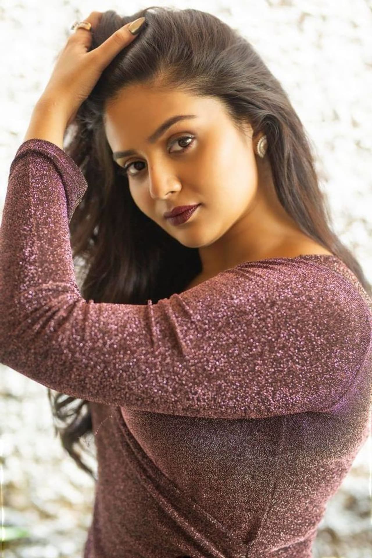 <p>తెలుగు బుల్లితెరపై స్టార్ డం అనుభవిస్తున్న అతి కొద్దీ మంది యాంకర్లలో శ్రీముఖి కూడా ఒకరు. అందంతో పాటు ఎనర్జిటిక్ వాయిస్ తో బుల్లితెరపై వచ్చిన కొద్దికాలానికే తనదైన ముద్ర వేసేసింది. </p><p> </p> <p>తెలుగు బుల్లితెరపై స్టార్ డం అనుభవిస్తున్న అతి కొద్దీ మంది యాంకర్లలో శ్రీముఖి కూడా ఒకరు. అందంతో పాటు ఎనర్జిటిక్ వాయిస్ తో బుల్లితెరపై వచ్చిన కొద్దికాలానికే తనదైన ముద్ర వేసేసింది. </p><p> </p>