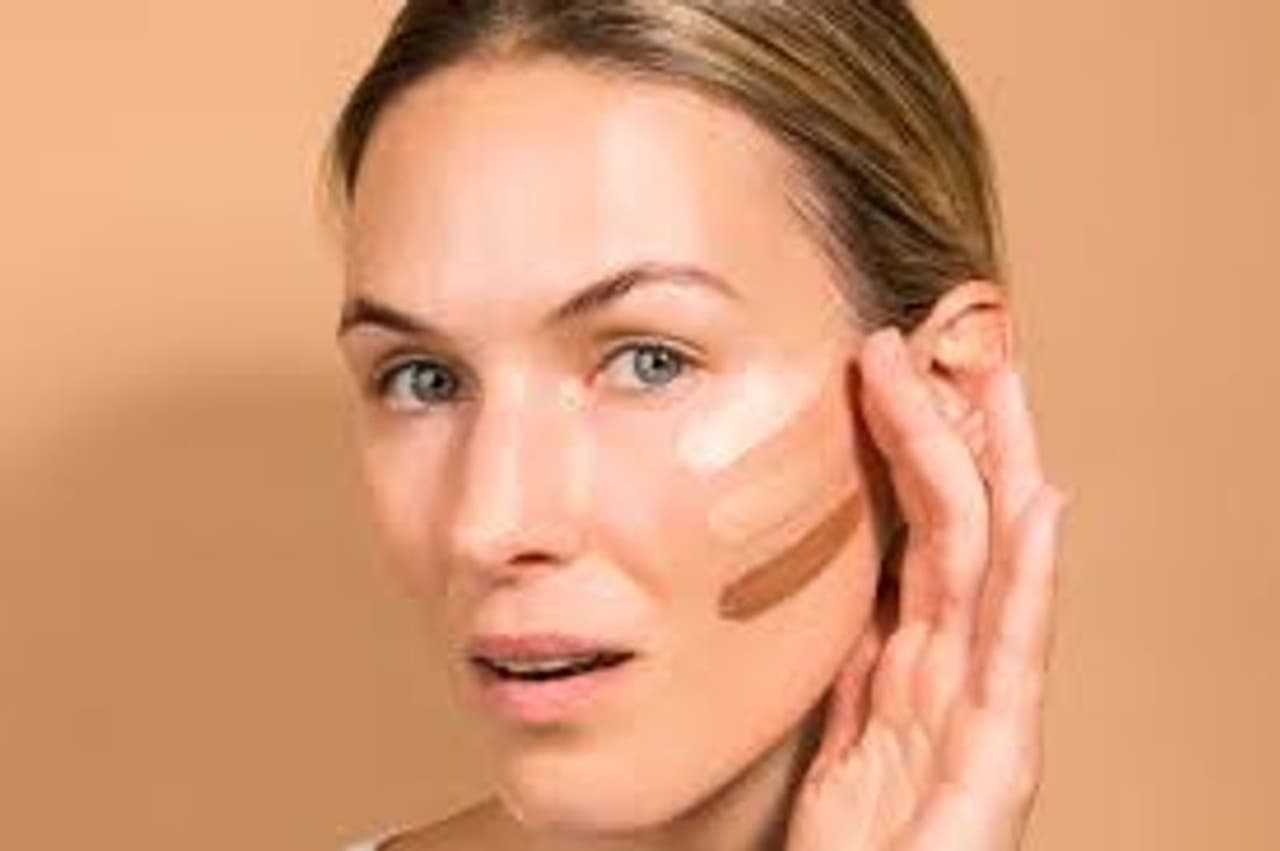 <p><strong>ರಿವರ್ಸ್ ಮೇಕಪ್ ಎಂದರೇನು?</strong><br />ಬೇಸಿಕ್ ಮೇಕಪ್ ಬಗ್ಗೆ ತಿಳಿದಿದ್ದರೆ, ಮೇಕಪ್ ಬೇಸ್, ಫೌಂಡೇಶನ್ ಮತ್ತು ಬಿಬಿ ಕ್ರೀಮ್ ಅನ್ನು ಮೊದಲು ಬಳಸಲಾಗುತ್ತದೆ ಮತ್ತು ನಂತರ ಕಾಂಟೋರಿಂಗ್, ಬ್ಲಶ್ ಮತ್ತು ಹೈಲೈಟರ್ ಅನ್ನು ಬಳಸಲಾಗುತ್ತದೆ ಎಂದು ನೀವು ತಿಳಿದಿರಬೇಕು. ಆದರೆ ರಿವರ್ಸ್ ಮೇಕಪ್ನಲ್ಲಿ ಮೇಕಪ್ ಅನ್ನು ಅದರ ಹಿಮ್ಮುಖವಾಗಿ ಮಾಡಲಾಗುತ್ತದೆ.&nbsp;</p>