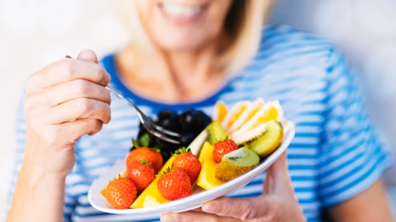 <p>రోగ నిరోధక శక్తిని పెంచడంతో తాజా పండ్లు మొదటి ఛాయిస్. శరీరానికి అవసరమైన పోషకాల కోసం పండ్లను గుడ్డిగా నమ్ముతాం. రోజువారీ ఆహారంలో వీటిని చేరుస్తాం.</p> <p>రోగ నిరోధక శక్తిని పెంచడంతో తాజా పండ్లు మొదటి ఛాయిస్. శరీరానికి అవసరమైన పోషకాల కోసం పండ్లను గుడ్డిగా నమ్ముతాం. రోజువారీ ఆహారంలో వీటిని చేరుస్తాం.</p>