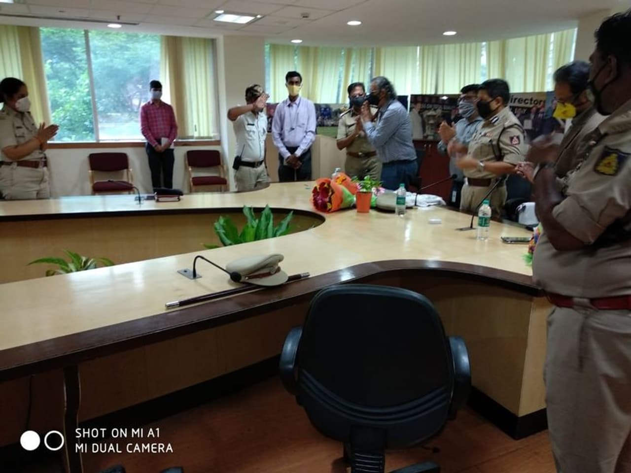 <p>ರಿಲಯನ್ಸ್ ಫೌಂಡೇಷನ್ ಹಾಗೂ ರಿಲಯನ್ಸ್ ಇನ್ಫೋಕಾಮ್ ನಿಂದ ಬೆಂಗಳೂರು ಸಂಚಾರ ಪೊಲೀಸರನ್ನು ಗೌರವಿಸಲಾಯಿತು. ಬೆಂಗಳೂರು ಟ್ರಾಫಿಕ್ ಮ್ಯಾನೇಜ್ ಮೆಂಟ್ ಸೆಂಟರ್ ನಲ್ಲಿ ಈ ಕಾರ್ಯಕ್ರಮವನ್ನು ಆಯೋಜಿಸಲಾಗಿತ್ತು. ರಿಲಯನ್ಸ್ ಗ್ರೂಪ್ ನಿಂದ 50,000 N95 ಮಾಸ್ಕ್ ಹಾಗೂ ಅಷ್ಟೇ ಸಂಖ್ಯೆಯ ಸ್ಯಾನಿಟೈಸರ್ ದೇಣಿಗೆ ನೀಡಲಾಯಿತು.</p> <p>ರಿಲಯನ್ಸ್ ಫೌಂಡೇಷನ್ ಹಾಗೂ ರಿಲಯನ್ಸ್ ಇನ್ಫೋಕಾಮ್ ನಿಂದ ಬೆಂಗಳೂರು ಸಂಚಾರ ಪೊಲೀಸರನ್ನು ಗೌರವಿಸಲಾಯಿತು. ಬೆಂಗಳೂರು ಟ್ರಾಫಿಕ್ ಮ್ಯಾನೇಜ್ ಮೆಂಟ್ ಸೆಂಟರ್ ನಲ್ಲಿ ಈ ಕಾರ್ಯಕ್ರಮವನ್ನು ಆಯೋಜಿಸಲಾಗಿತ್ತು. ರಿಲಯನ್ಸ್ ಗ್ರೂಪ್ ನಿಂದ 50,000 N95 ಮಾಸ್ಕ್ ಹಾಗೂ ಅಷ್ಟೇ ಸಂಖ್ಯೆಯ ಸ್ಯಾನಿಟೈಸರ್ ದೇಣಿಗೆ ನೀಡಲಾಯಿತು.</p>