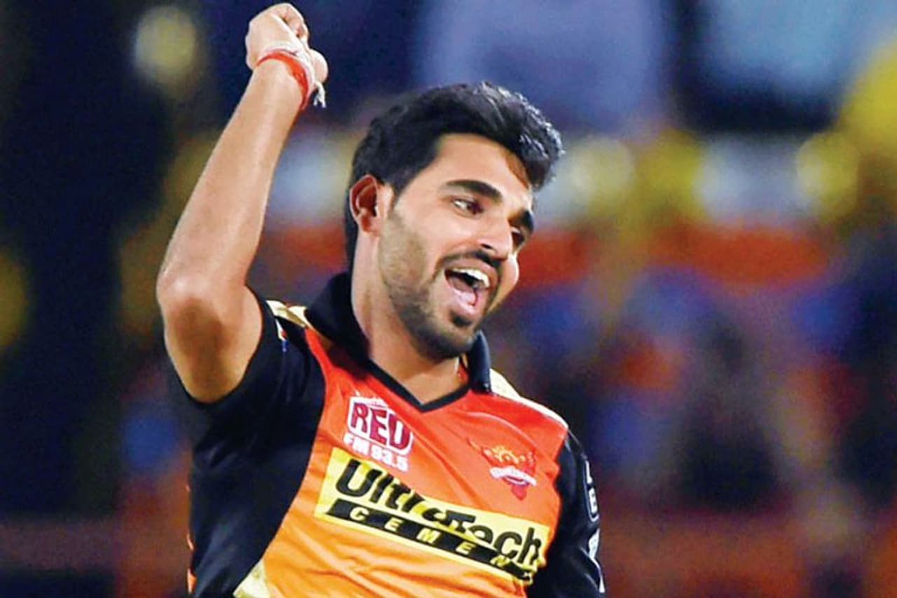 <p><strong>1. புவனேஷ்வர் குமார் சன்ரைசர்ஸ் ஹைதராபாத்</strong></p><p>சன்ரைசர்ஸ் ஹைதராபாத் அணியின் மேட்ச் வின்னராக, ஃபாஸ்ட் பவுலர் புவனேஷ்வர் குமார் திகழ்ந்துவருகிறார். இதுவரை 117 ஐபிஎல் போட்டிகளில் ஆடி 133 விக்கெட்டுகளை வீழ்த்தியுள்ள புவனேஷ்வர் குமார், இந்த ஐபிஎல்லில் கண்டிப்பாக சிறப்பாக பந்துவீசி பெரும் தாக்கத்தை ஏற்படுத்துவார் என மேத்யூ ஹைடன் தெரிவித்துள்ளார்.<br />&nbsp;</p><p>&nbsp;</p>