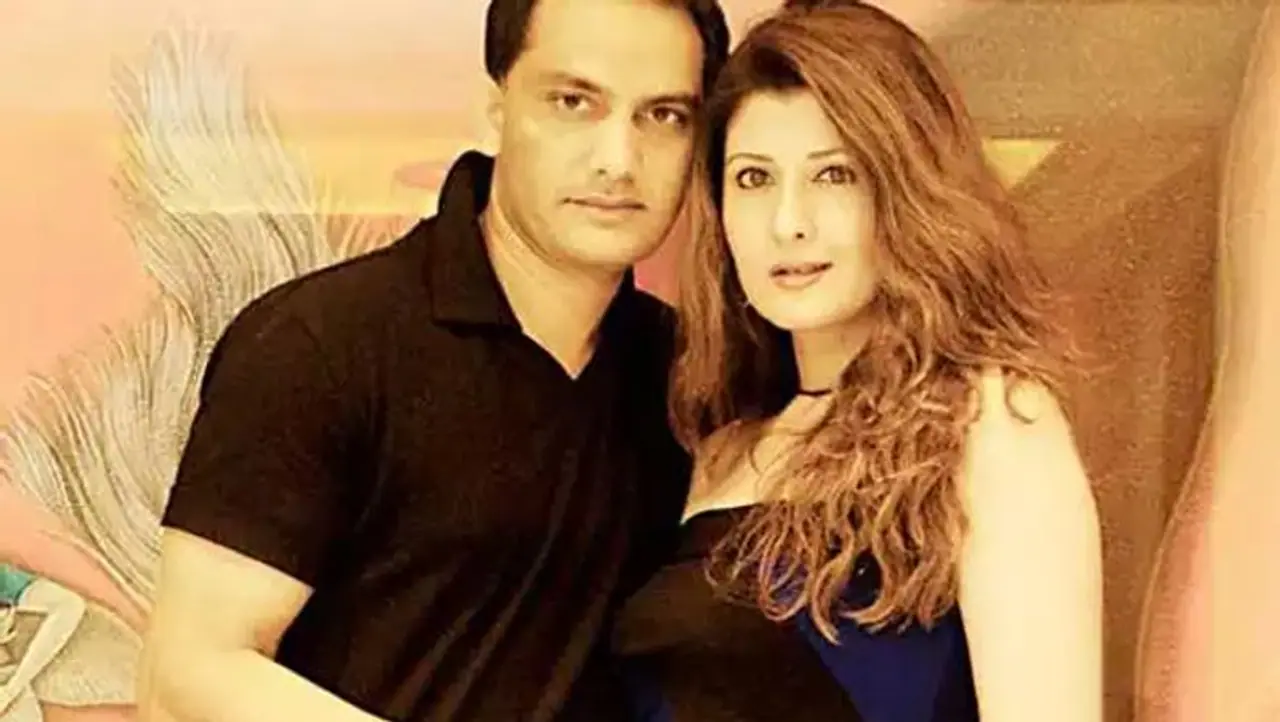 <p>ಸಂಗೀತ ಒಮ್ಮೆ ಮೊಹಮ್ಮದ್ ಅಜರುದ್ದೀನ್ ಬಹಳ ಕಡಿಮೆ ಮಾತಾನಾಡುವ ವ್ಯಕ್ತಿ ಎಂದು ಹೇಳಿದರು. ಆದರೆ ಇಬ್ಬರು ಮೀಟ್ ಆದಾಗ ಅವರ ನಡುವೆ ಪ್ರೀತಿ ಹುಟ್ಟಿತ್ತು. </p> <p>ಸಂಗೀತ ಒಮ್ಮೆ ಮೊಹಮ್ಮದ್ ಅಜರುದ್ದೀನ್ ಬಹಳ ಕಡಿಮೆ ಮಾತಾನಾಡುವ ವ್ಯಕ್ತಿ ಎಂದು ಹೇಳಿದರು. ಆದರೆ ಇಬ್ಬರು ಮೀಟ್ ಆದಾಗ ಅವರ ನಡುವೆ ಪ್ರೀತಿ ಹುಟ್ಟಿತ್ತು. </p>