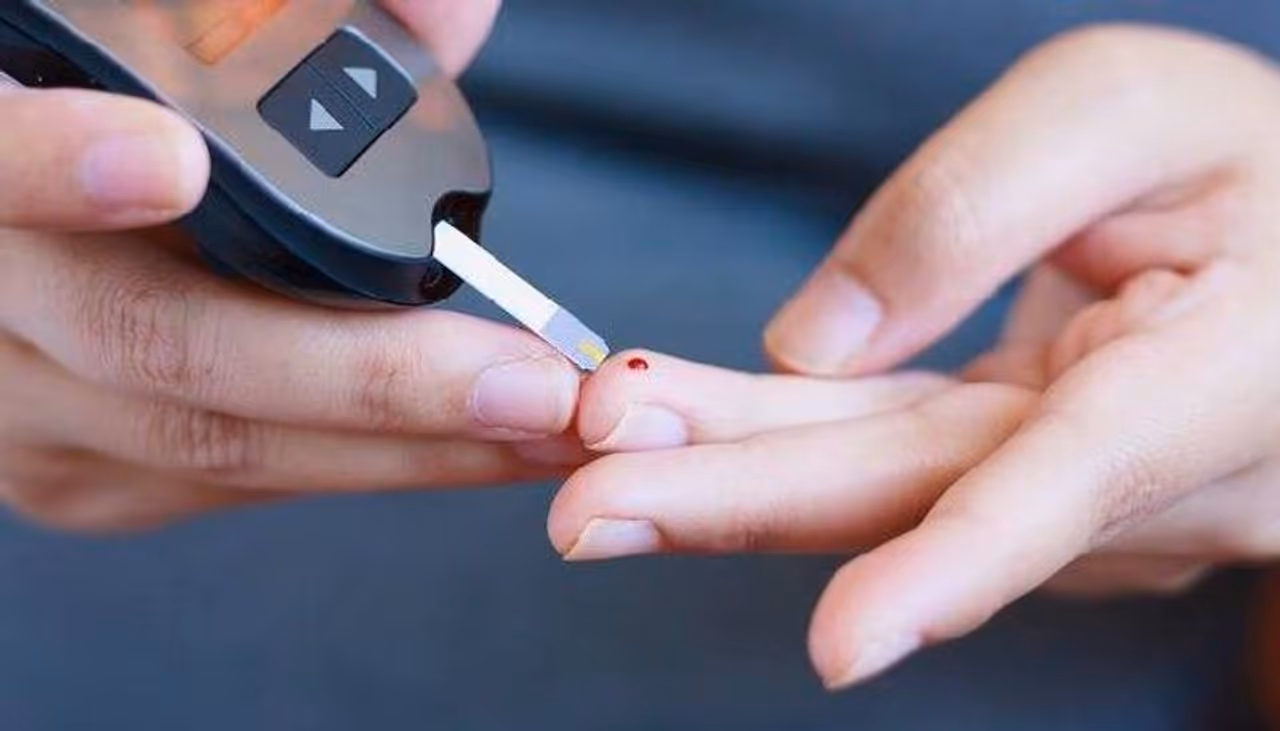 <p><strong>Treats diabetes: </strong>Tender mango leaves are useful in the treatment of diabetes (Type 1 and 2). It contains compounds that help reduce the level of insulin. These mango leaves can be consumed as is by chewing on it or used as part of an infusion by soaking a handful of tender baby leaves in water overnight, and drink it post filtering it. Alternatively, you could consume dried mango leaf powder to naturally treat diabetic angiopathy, retinopathy and hyperglycaemia.</p> <p><strong>Treats diabetes: </strong>Tender mango leaves are useful in the treatment of diabetes (Type 1 and 2). It contains compounds that help reduce the level of insulin. These mango leaves can be consumed as is by chewing on it or used as part of an infusion by soaking a handful of tender baby leaves in water overnight, and drink it post filtering it. Alternatively, you could consume dried mango leaf powder to naturally treat diabetic angiopathy, retinopathy and hyperglycaemia.</p>