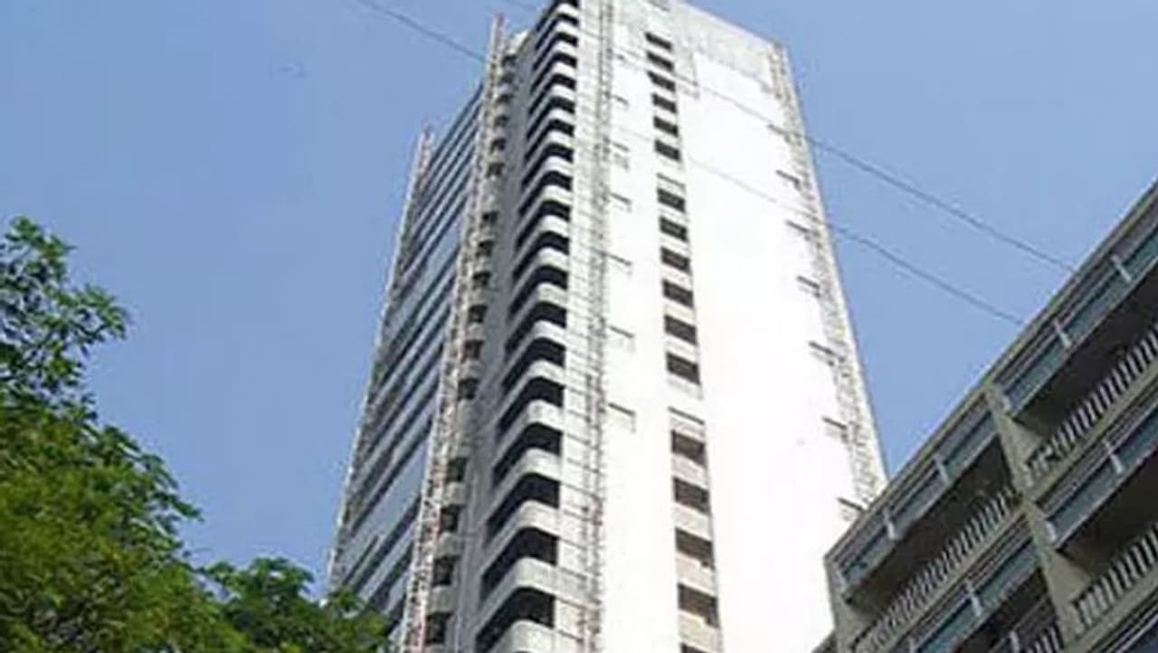 <p>ಮುಂಬೈನ ಪಾಲಿಹಿಲ್ನಲ್ಲಿ ಅನಿಲ್ ಅಂಬಾನಿ ನಿವಾಸವಿದೆ. ಅವರ ಬಂಗಲೆಯ ಮೌಲ್ಯ 5 ಸಾವಿರ ಕೋಟಿ. ಇದು ವಿಶ್ವದ ಅತ್ಯಂತ ದುಬಾರಿ ಕಟ್ಟಡಗಳಲ್ಲಿ ಒಂದು.</p> <p>ಮುಂಬೈನ ಪಾಲಿಹಿಲ್ನಲ್ಲಿ ಅನಿಲ್ ಅಂಬಾನಿ ನಿವಾಸವಿದೆ. ಅವರ ಬಂಗಲೆಯ ಮೌಲ್ಯ 5 ಸಾವಿರ ಕೋಟಿ. ಇದು ವಿಶ್ವದ ಅತ್ಯಂತ ದುಬಾರಿ ಕಟ್ಟಡಗಳಲ್ಲಿ ಒಂದು.</p>