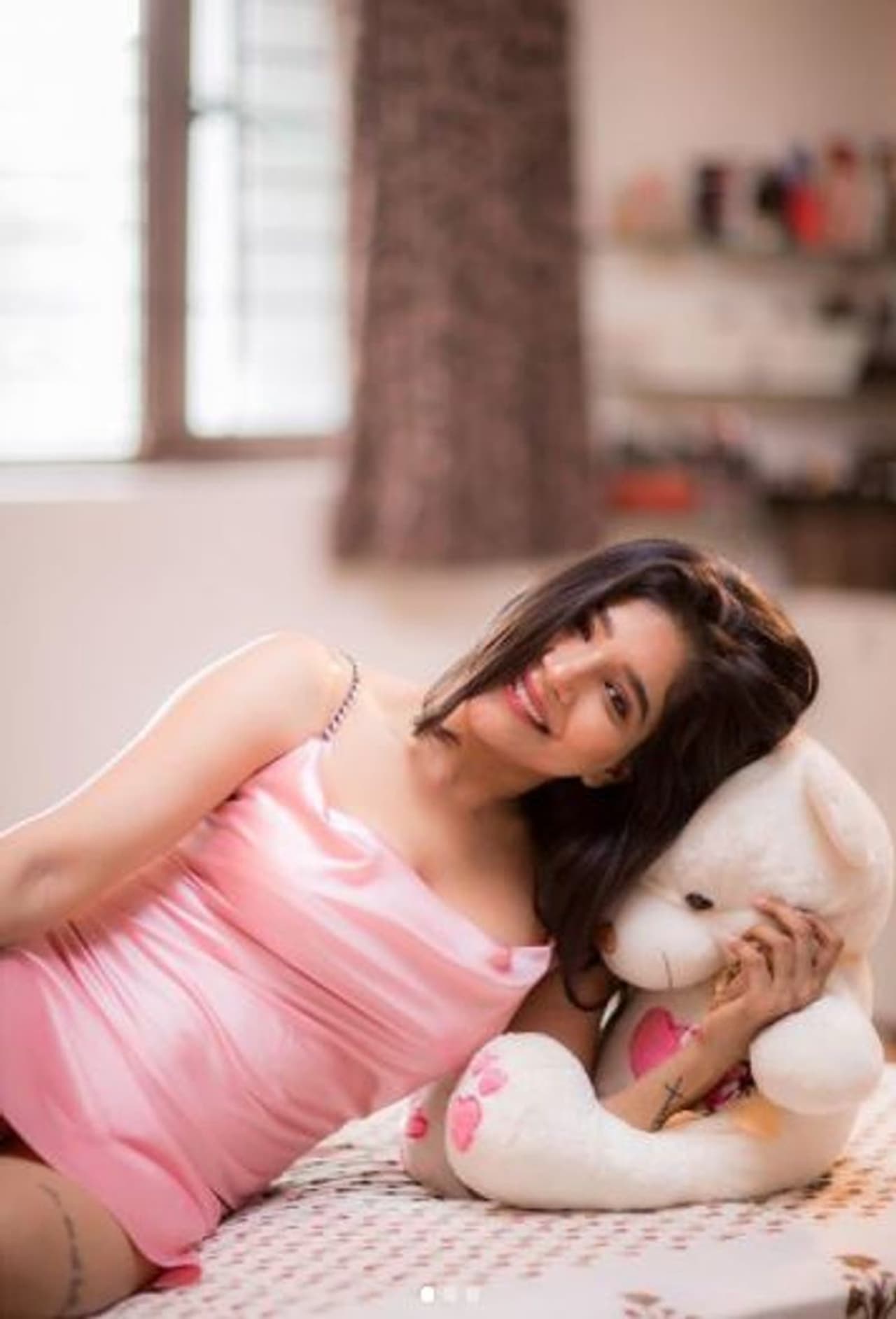 <p>கரடி பொம்மை மீது சாய்ந்து, ரசிகர்களை ஏங்க விடும் சாக்ஷி </p> <p>கரடி பொம்மை மீது சாய்ந்து, ரசிகர்களை ஏங்க விடும் சாக்ஷி </p>