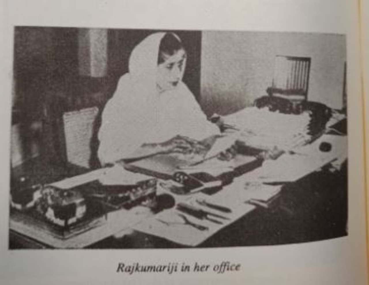 <p>1956ರ ಫೆಬ್ರವರಿ 18ರಂದು, ಅಂದಿನ ಆರೋಗ್ಯ ಸಚಿವೆಯಾಗಿದ್ದ ರಾಜಕುಮಾರಿ ಅಮೃತ್ ಕೌರ್ ಲೋಕಸಭೆಯಲ್ಲಿ ನೂತನ ಮಸೂದೆಯಂದನ್ನು ಪ್ರಸ್ತುತಪಡಿಸಿದರು. ಅಂದು ಅವರು ಭಾಷಣ ಮಾಡಲು ಯಾವುದೇ ತಯಾರಿ ನಡೆಸಿರಲಿಲ್ಲ. ಹೀಗಿದ್ದರೂ ಅವರು ತಮ್ಮ ಹೃದಯ ಅಂತರಾಳದಿಂದ ಮಾತನಾಡುತ್ತಾ ಸ್ನಾತಕೋತ್ತರ ಪದವಿಗಾಗಿ ಹಾಗೂ ಗುಣಮಟ್ಟದ ವೈದ್ಯಕೀಯ ಶಿಕ್ಷಣ ದೇಶದಲ್ಲಿ ಒದಗಿಸುವ ನಿಟ್ಟಿನಲ್ಲಿ ನಮ್ಮ ದೇಶದಲ್ಲಿ ಇಂತಹುದ್ದೊಂದು ಸಂಸ್ಥೆ ಇರಬೇಕು. ಈ ಮೂಲಕ ನಮ್ಮ ದೇಶದ ಯುವಜನರಿಗೆ ನಮ್ಮ ದೇಶದಲ್ಲೇ ವೈದ್ಯಕೀಯ ಶಿಕ್ಷಣ ಸಿಗುವಂತಾಗಬೇಕು ಎಂಬುವುದು ನನ್ನ ಕನಸಾಗಿದೆ ಎಂದಿದ್ದರು. </p> <p>1956ರ ಫೆಬ್ರವರಿ 18ರಂದು, ಅಂದಿನ ಆರೋಗ್ಯ ಸಚಿವೆಯಾಗಿದ್ದ ರಾಜಕುಮಾರಿ ಅಮೃತ್ ಕೌರ್ ಲೋಕಸಭೆಯಲ್ಲಿ ನೂತನ ಮಸೂದೆಯಂದನ್ನು ಪ್ರಸ್ತುತಪಡಿಸಿದರು. ಅಂದು ಅವರು ಭಾಷಣ ಮಾಡಲು ಯಾವುದೇ ತಯಾರಿ ನಡೆಸಿರಲಿಲ್ಲ. ಹೀಗಿದ್ದರೂ ಅವರು ತಮ್ಮ ಹೃದಯ ಅಂತರಾಳದಿಂದ ಮಾತನಾಡುತ್ತಾ ಸ್ನಾತಕೋತ್ತರ ಪದವಿಗಾಗಿ ಹಾಗೂ ಗುಣಮಟ್ಟದ ವೈದ್ಯಕೀಯ ಶಿಕ್ಷಣ ದೇಶದಲ್ಲಿ ಒದಗಿಸುವ ನಿಟ್ಟಿನಲ್ಲಿ ನಮ್ಮ ದೇಶದಲ್ಲಿ ಇಂತಹುದ್ದೊಂದು ಸಂಸ್ಥೆ ಇರಬೇಕು. ಈ ಮೂಲಕ ನಮ್ಮ ದೇಶದ ಯುವಜನರಿಗೆ ನಮ್ಮ ದೇಶದಲ್ಲೇ ವೈದ್ಯಕೀಯ ಶಿಕ್ಷಣ ಸಿಗುವಂತಾಗಬೇಕು ಎಂಬುವುದು ನನ್ನ ಕನಸಾಗಿದೆ ಎಂದಿದ್ದರು. </p>