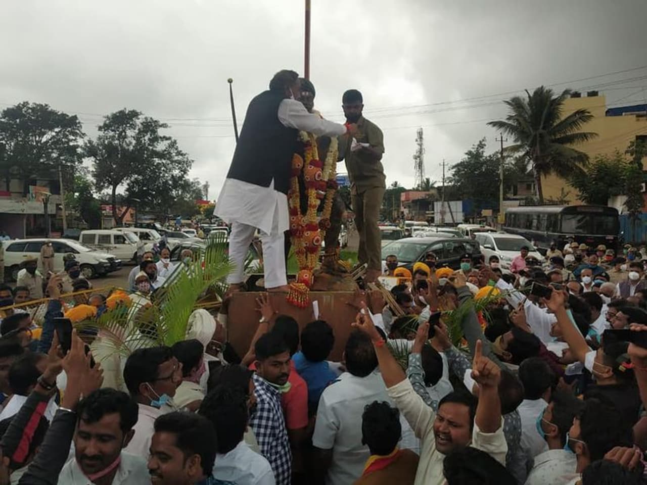 <p>ಬೆಳಗಾವಿ ಮಹಾನಗರದ ಪಕ್ಕದಲ್ಲೇ ಇರುವ ಪೀರಣವಾಡಿ ಗ್ರಾಮದ ಮೂರ್ತಿ ವಿವಾದ ಇತ್ಯರ್ಥಗೊಳ್ಳುತ್ತಿದ್ದಂತೆಯೇ ಮಂತ್ರಿಗಳ ದಂಡು ಪೀರನವಾಡಿಗೆ ದೌಡಾಯಿಸಿದೆ.</p> <p>ಬೆಳಗಾವಿ ಮಹಾನಗರದ ಪಕ್ಕದಲ್ಲೇ ಇರುವ ಪೀರಣವಾಡಿ ಗ್ರಾಮದ ಮೂರ್ತಿ ವಿವಾದ ಇತ್ಯರ್ಥಗೊಳ್ಳುತ್ತಿದ್ದಂತೆಯೇ ಮಂತ್ರಿಗಳ ದಂಡು ಪೀರನವಾಡಿಗೆ ದೌಡಾಯಿಸಿದೆ.</p>