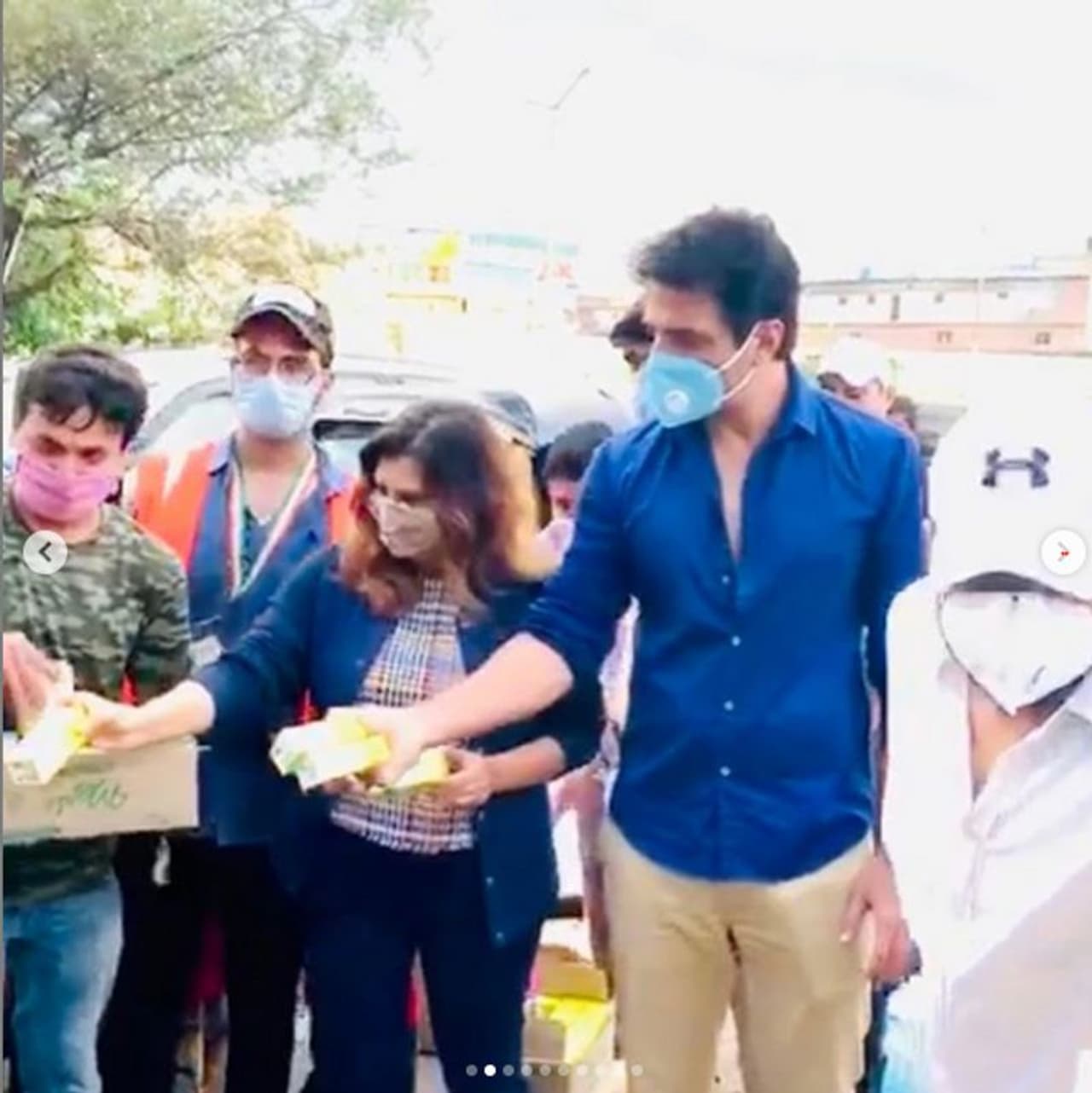 <p>ಬಾಲಿವುಡ್ ನಟ ಸೂನ್ಸೂದ್ ಈ ದಿನಗಳಲ್ಲಿ ಇಂಟರ್ನೆಟ್ನ ಸೆನ್ಸೆಷನ್ ಆಗಿದ್ದಾರೆ. ಮುಂಬೈ ಮತ್ತು ಸುತ್ತಮುತ್ತಲಿನ ಪ್ರದೇಶಗಳಲ್ಲಿ ಸಿಲುಕಿರುವ ವಲಸೆ ಕಾರ್ಮಿಕರನ್ನು ಬಸ್ಗಳ ಮೂಲಕ ತಮ್ಮ ಮನೆಗಳಿಗೆ ತಲುಪಿಸುವ ವ್ಯವಸ್ಥೆ ಮಾಡುತ್ತಿರುವ ನಟನ ಜೊತೆ ಮಾಸ್ಕ್ ಧರಿಸಿರುವ ಮಹಿಳೆಯನ್ನು ಸಹ ನೋಡುತ್ತೇವೆ. </p> <p>ಬಾಲಿವುಡ್ ನಟ ಸೂನ್ಸೂದ್ ಈ ದಿನಗಳಲ್ಲಿ ಇಂಟರ್ನೆಟ್ನ ಸೆನ್ಸೆಷನ್ ಆಗಿದ್ದಾರೆ. ಮುಂಬೈ ಮತ್ತು ಸುತ್ತಮುತ್ತಲಿನ ಪ್ರದೇಶಗಳಲ್ಲಿ ಸಿಲುಕಿರುವ ವಲಸೆ ಕಾರ್ಮಿಕರನ್ನು ಬಸ್ಗಳ ಮೂಲಕ ತಮ್ಮ ಮನೆಗಳಿಗೆ ತಲುಪಿಸುವ ವ್ಯವಸ್ಥೆ ಮಾಡುತ್ತಿರುವ ನಟನ ಜೊತೆ ಮಾಸ್ಕ್ ಧರಿಸಿರುವ ಮಹಿಳೆಯನ್ನು ಸಹ ನೋಡುತ್ತೇವೆ. </p>