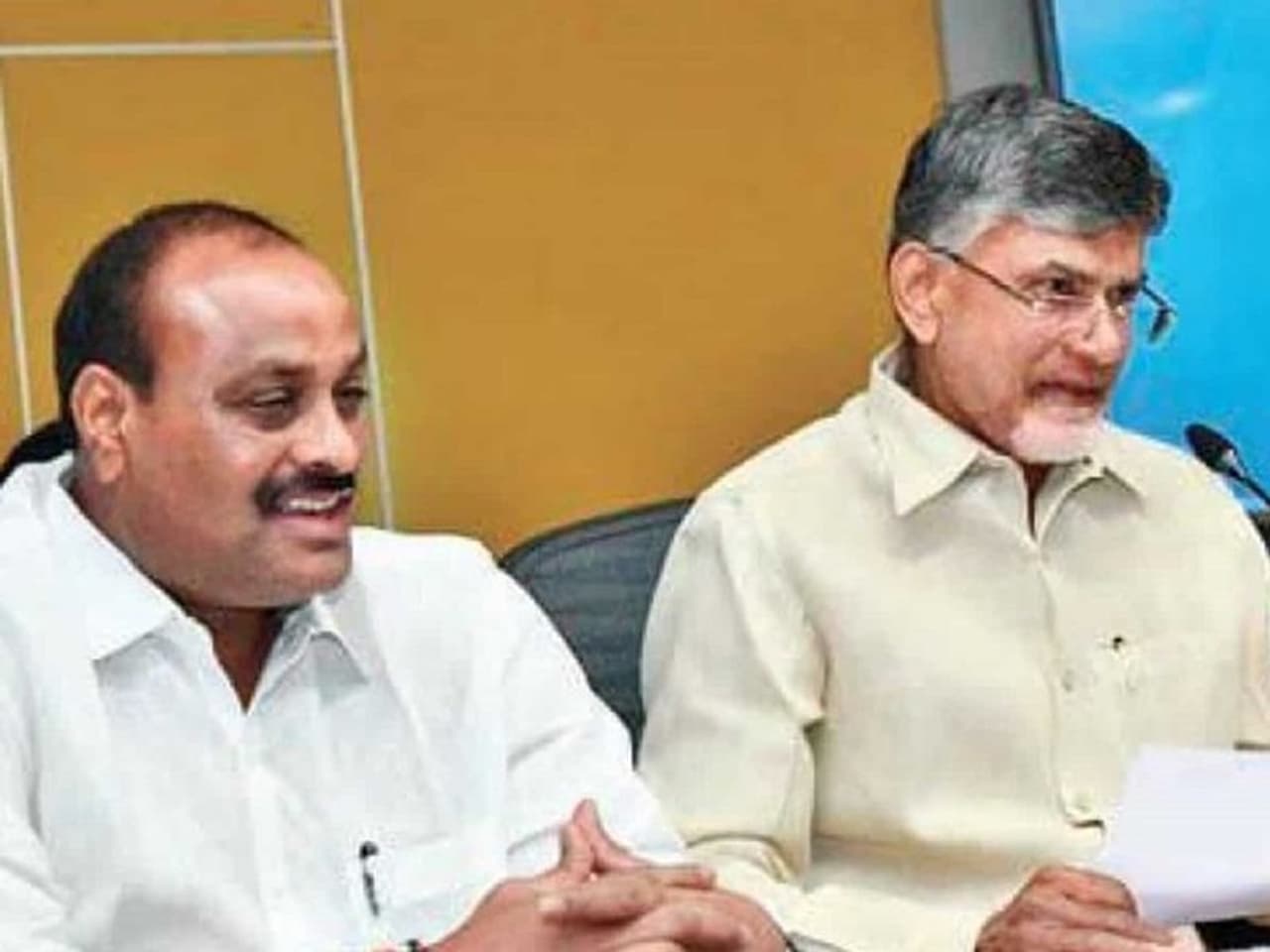 <p>: విజయవాడకు చెందిన టీడీపీ నేతల మధ్య చోటు చేసుకొన్న విబేధాలపై టీడీపీ నాయకత్వం సీరియస్గా ఉంది. ఈ సమస్యను పరిష్కరించే బాధ్యతను టీడీపీ చీఫ్ చంద్రబాబునాయుడు పార్టీ ఏపీ రాష్ట్ర అధ్యక్షుడు అచ్చెన్నాయుడికి అప్పగించారు. ఈ విషయాన్ని పరిష్కరిస్తానని అచ్చెన్నాయుడు పార్టీ నేతలకు చెప్పారు.వ్యక్తిగతంగా పరస్పరం విమర్శలు చేసుకోవద్దని ఆయన సూచించారు.</p><p> </p> <p>: విజయవాడకు చెందిన టీడీపీ నేతల మధ్య చోటు చేసుకొన్న విబేధాలపై టీడీపీ నాయకత్వం సీరియస్గా ఉంది. ఈ సమస్యను పరిష్కరించే బాధ్యతను టీడీపీ చీఫ్ చంద్రబాబునాయుడు పార్టీ ఏపీ రాష్ట్ర అధ్యక్షుడు అచ్చెన్నాయుడికి అప్పగించారు. ఈ విషయాన్ని పరిష్కరిస్తానని అచ్చెన్నాయుడు పార్టీ నేతలకు చెప్పారు.వ్యక్తిగతంగా పరస్పరం విమర్శలు చేసుకోవద్దని ఆయన సూచించారు.</p><p> </p>