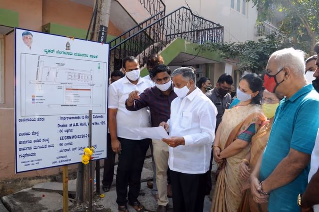 <p>ಶನಿವಾರ ಗೋವಿಂದರಾಜನಗರ ಕ್ಷೇತ್ರದ ಅಗ್ರಹಾರ ದಾಸರಹಳ್ಳಿ ವಾರ್ಡ್ನಲ್ಲಿ ಶನಿವಾರ ವಿವಿಧ ಕಾಮಗಾರಿಗಳಿಗೆ ಚಾಲನೆ ನೀಡಿ, ನಾನಾ ಕಾಮಗಾರಿಗಳ ಪ್ರಗತಿ ಪರಿಶೀಲಿಸಿ ಹಾಗೂ ಪ್ರಧಾನಮಂತ್ರಿ ಆವಾಜ್ ಯೋಜನೆಯ ಫಲಾನುಭವಿಗಳಿಗೆ ಚೆಕ್ ವಿತರಿಸಿದ ಸಚಿವ ವಿ.ಸೋಮಣ್ಣ </p> <p>ಶನಿವಾರ ಗೋವಿಂದರಾಜನಗರ ಕ್ಷೇತ್ರದ ಅಗ್ರಹಾರ ದಾಸರಹಳ್ಳಿ ವಾರ್ಡ್ನಲ್ಲಿ ಶನಿವಾರ ವಿವಿಧ ಕಾಮಗಾರಿಗಳಿಗೆ ಚಾಲನೆ ನೀಡಿ, ನಾನಾ ಕಾಮಗಾರಿಗಳ ಪ್ರಗತಿ ಪರಿಶೀಲಿಸಿ ಹಾಗೂ ಪ್ರಧಾನಮಂತ್ರಿ ಆವಾಜ್ ಯೋಜನೆಯ ಫಲಾನುಭವಿಗಳಿಗೆ ಚೆಕ್ ವಿತರಿಸಿದ ಸಚಿವ ವಿ.ಸೋಮಣ್ಣ </p>