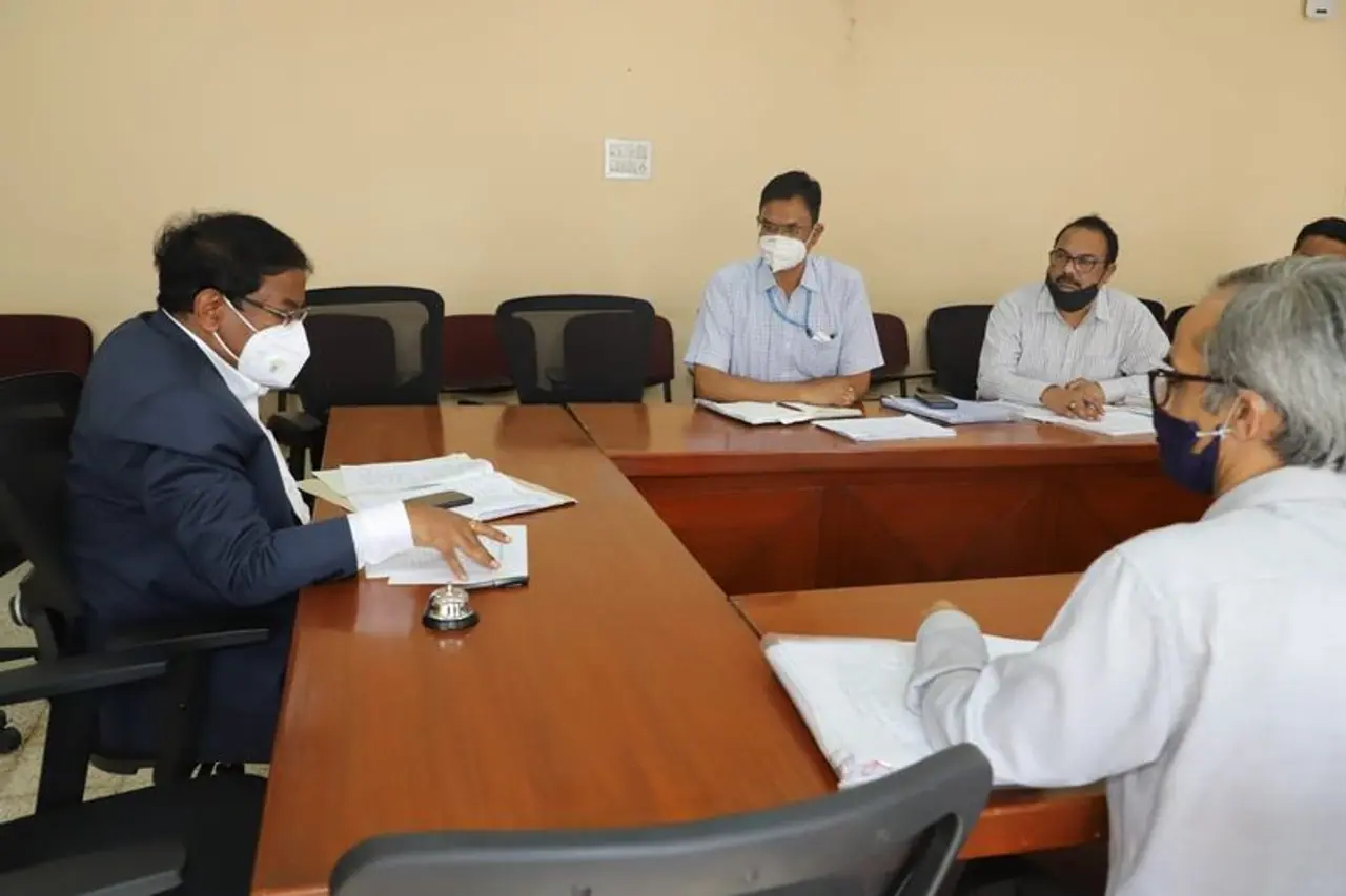 <p>ನಗರದ ರಸ್ತೆ ಗುಂಡಿ ಸಮಸ್ಯೆಗಳ ಬಗ್ಗೆ ಚರ್ಚಿಸಲು ಬಿಬಿಎಂಪಿ ಆಯುಕ್ತ ಎನ್.ಮಂಜುನಾಥ ಪ್ರಸಾದ್ ಅವರ ಅಧ್ಯಕ್ಷೆಯಲ್ಲಿ ಶನಿವಾರ ಕರೆಯಲಾಗಿದ್ದ ಇಂಜಿನಿಯರ್ಗಳ ಸಭೆಯಲ್ಲಿ ಪಾಲಿಕೆಯ ವ್ಯಾಪ್ತಿಯ ಪ್ರತಿ ವಿಧಾನಸಭಾ ಕ್ಷೇತ್ರದ ವ್ಯಾಪ್ತಿಯಲ್ಲಿ ರಸ್ತೆ ಗುಂಡಿ ಮುಚ್ಚಲು ಲೇಬರ್ ಟೆಂಡರ್ ಕರೆಯಲು ತೀರ್ಮಾನ</p> <p>ನಗರದ ರಸ್ತೆ ಗುಂಡಿ ಸಮಸ್ಯೆಗಳ ಬಗ್ಗೆ ಚರ್ಚಿಸಲು ಬಿಬಿಎಂಪಿ ಆಯುಕ್ತ ಎನ್.ಮಂಜುನಾಥ ಪ್ರಸಾದ್ ಅವರ ಅಧ್ಯಕ್ಷೆಯಲ್ಲಿ ಶನಿವಾರ ಕರೆಯಲಾಗಿದ್ದ ಇಂಜಿನಿಯರ್ಗಳ ಸಭೆಯಲ್ಲಿ ಪಾಲಿಕೆಯ ವ್ಯಾಪ್ತಿಯ ಪ್ರತಿ ವಿಧಾನಸಭಾ ಕ್ಷೇತ್ರದ ವ್ಯಾಪ್ತಿಯಲ್ಲಿ ರಸ್ತೆ ಗುಂಡಿ ಮುಚ್ಚಲು ಲೇಬರ್ ಟೆಂಡರ್ ಕರೆಯಲು ತೀರ್ಮಾನ</p>