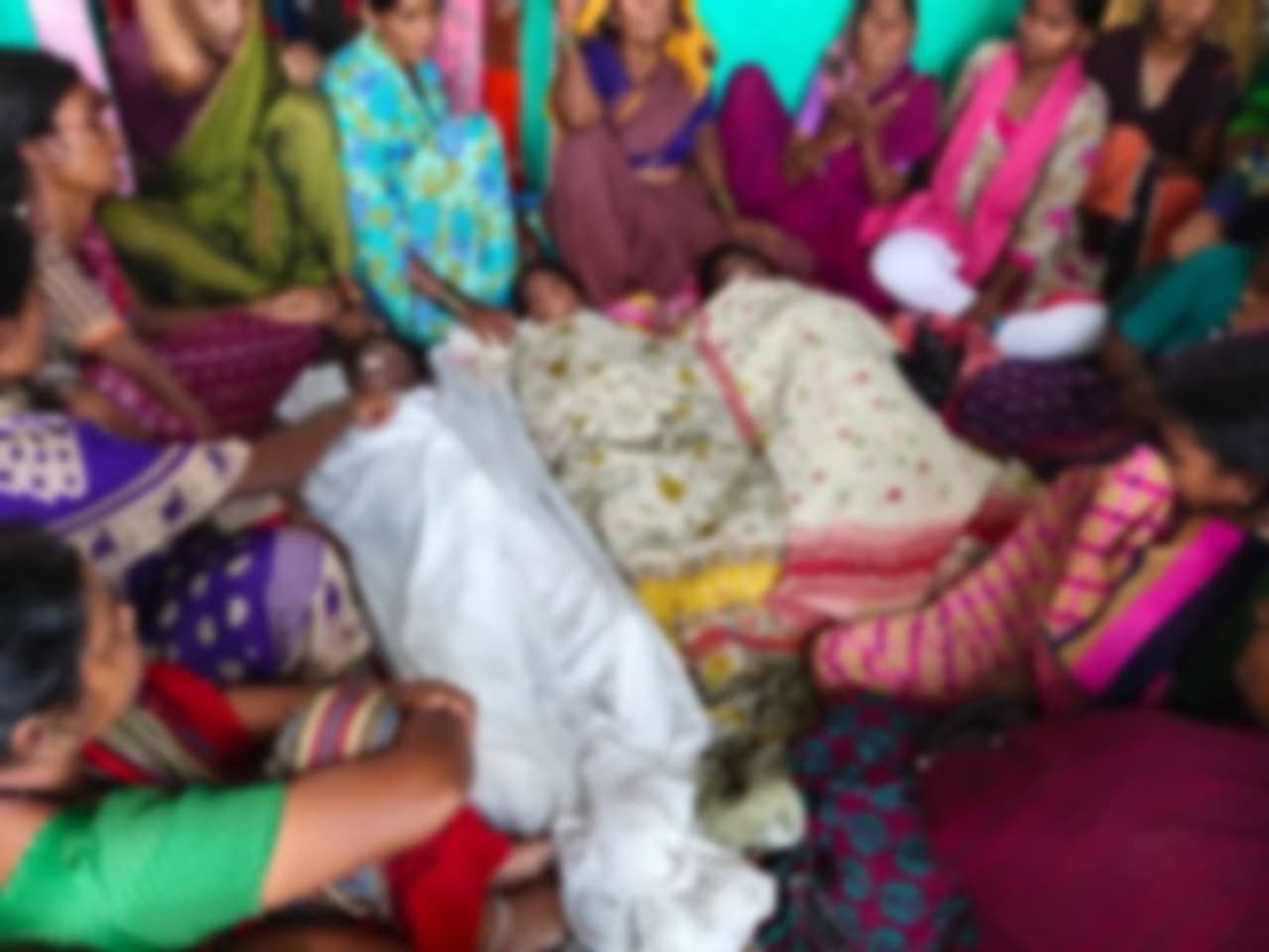 <p>ಹಳ್ಳದಲ್ಲಿ ಕಾಲು ಜಾರಿಬಿದ್ದು ಮೂವರು ಮಕ್ಕಳ ಸಾವು </p> <p>ಹಳ್ಳದಲ್ಲಿ ಕಾಲು ಜಾರಿಬಿದ್ದು ಮೂವರು ಮಕ್ಕಳ ಸಾವು </p>