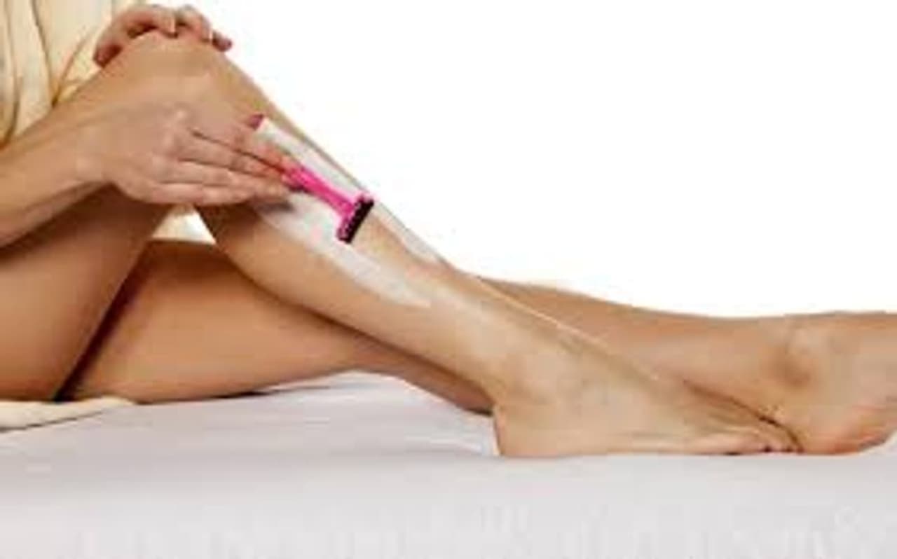 <p>ಕರೋನಾ ಎಷ್ಟು ವೇಗವಾಗಿ ಹರಡುತ್ತಿದೆ ಎಂದರೆ ಪಾರ್ಲರ್‌ಗೆ ಹೋಗುವುದು ದೊಡ್ಡ ಅಪಾಯವಾಗಿದೆ. ವ್ಯಾಕ್ಸಿಂಗ್ ಮಾಡದೆ ಅದು ಎಷ್ಟು ಕಾಲ ಆಗಿದೆ ಅಲ್ವಾ? ಈಗ ನೀವು ವ್ಯಾಕ್ಸಿಂಗ್ ಬಗ್ಗೆ ಚಿಂತಿಸಬೇಕಾಗಿಲ್ಲ. ಮನೆಯಲ್ಲಿ ಮೇಣವನ್ನು ಹೇಗೆ ತಯಾರಿಸುವುದು ಮತ್ತು ಮೇಣ ಮಾಡುವುದು ಎಂದು ನಾವು ನಿಮಗೆ ಹೇಳುತ್ತಿದ್ದೇವೆ, ಅದನ್ನು ಬಳಸಿಕೊಂಡು ನಿಮ್ಮ ಕೈಗಳಿಂದ, ಕಾಲುಗಳಿಂದ ಕೂದಲನ್ನು ತೆಗೆಯಲಾಗುತ್ತದೆ ಮತ್ತು ನಿಮ್ಮ ಚರ್ಮವನ್ನು ಮೃದುವಾಗಿಸುವ ಉಪಾಯ ಇಲ್ಲಿದೆ...&nbsp;</p>