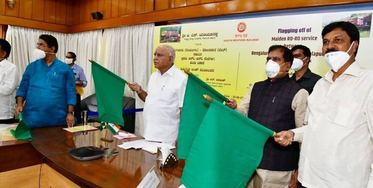 <p>ನೆಲಮಂಗಲ ರೈಲ್ವೆ ನಿಲ್ದಾಣದಿಂದ ಸೋಲಾಪುರದ ಬಾಲೆ ರೈಲ್ವೆ ನಿಲ್ದಾಣದ ನಡುವೆ ಸಂಚರಿಸಲಿರುವ ರೋ ರೋ( Roll on Roll off) ರೈಲು ಸಂಚರಿಸಲಿದೆ.</p> <p>ನೆಲಮಂಗಲ ರೈಲ್ವೆ ನಿಲ್ದಾಣದಿಂದ ಸೋಲಾಪುರದ ಬಾಲೆ ರೈಲ್ವೆ ನಿಲ್ದಾಣದ ನಡುವೆ ಸಂಚರಿಸಲಿರುವ ರೋ ರೋ( Roll on Roll off) ರೈಲು ಸಂಚರಿಸಲಿದೆ.</p>