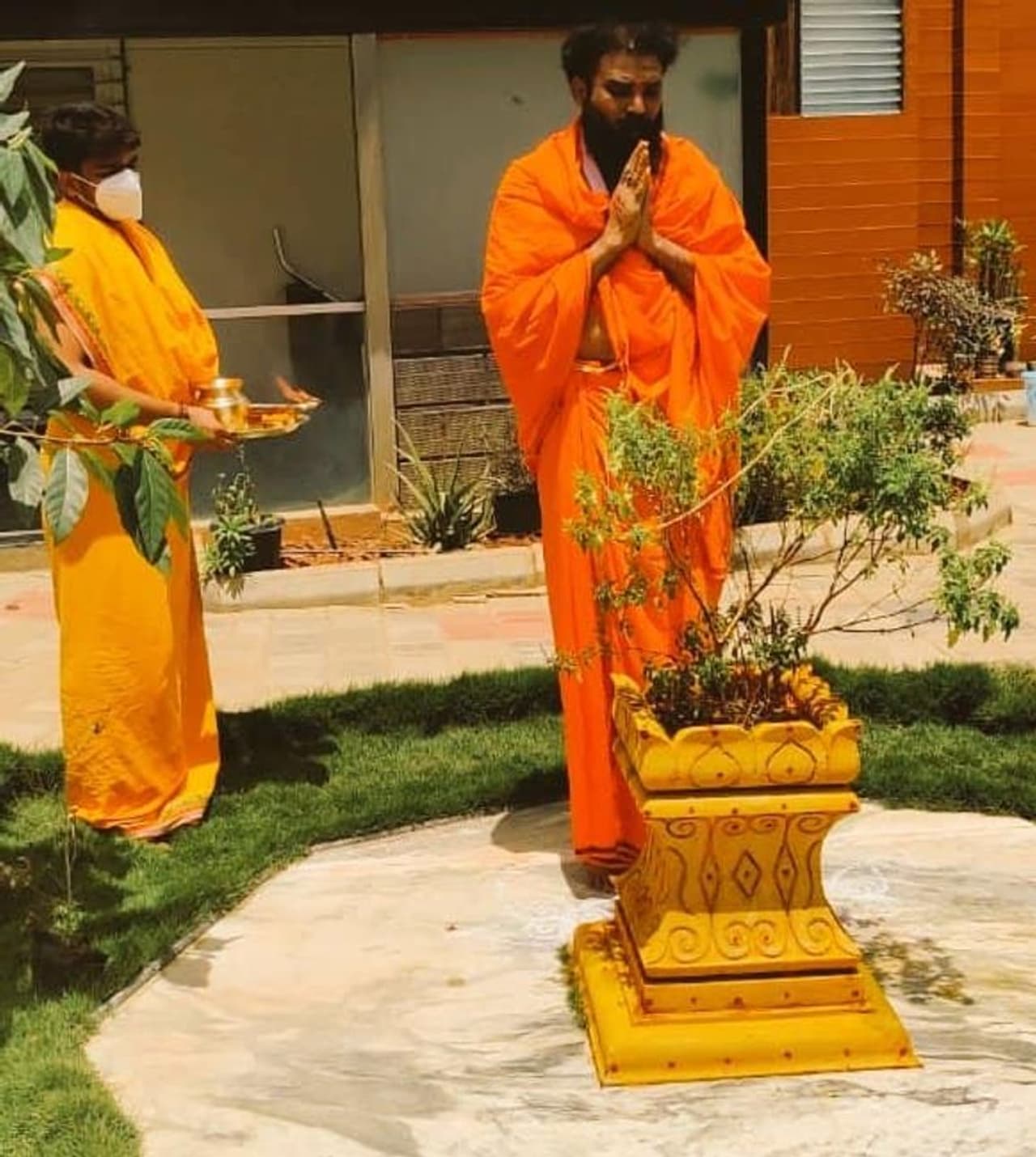 <p>ಆರೋಗ್ಯ ಸಚಿವ ಬಿ ಶ್ರೀರಾಮುಲು ಅವರು ಇಂದು (ಭಾನುವಾರ) ತಮ್ಮ ನಿವಾಸದಲ್ಲಿ ವಿಶೇಷ ಪ್ರಕೃತಿ ವಂದನಾ ಪೂಜೆ ನೆರವೇರಿಸಿದರು.</p> <p>ಆರೋಗ್ಯ ಸಚಿವ ಬಿ ಶ್ರೀರಾಮುಲು ಅವರು ಇಂದು (ಭಾನುವಾರ) ತಮ್ಮ ನಿವಾಸದಲ್ಲಿ ವಿಶೇಷ ಪ್ರಕೃತಿ ವಂದನಾ ಪೂಜೆ ನೆರವೇರಿಸಿದರು.</p>