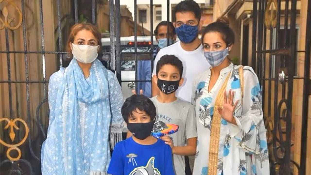 <p>ಪ್ರತಿ ವರ್ಷ ಓಣಂ ಹಬ್ಬದ ಸಮಯದಲ್ಲಿ, ಮಲೈಕಾ ಅರೋರಾ ಮತ್ತು ಅಮೃತಾ ಅರೋರಾ ತಮ್ಮ ಅಮ್ಮನ ಮನೆಗೆ ಭೇಟಿ ನೀಡುವುದು ರೂಢಿ. ಈ ವರ್ಷವೂ ಭಿನ್ನವಾಗಿರಲಿಲ್ಲ.</p> <p>ಪ್ರತಿ ವರ್ಷ ಓಣಂ ಹಬ್ಬದ ಸಮಯದಲ್ಲಿ, ಮಲೈಕಾ ಅರೋರಾ ಮತ್ತು ಅಮೃತಾ ಅರೋರಾ ತಮ್ಮ ಅಮ್ಮನ ಮನೆಗೆ ಭೇಟಿ ನೀಡುವುದು ರೂಢಿ. ಈ ವರ್ಷವೂ ಭಿನ್ನವಾಗಿರಲಿಲ್ಲ.</p>