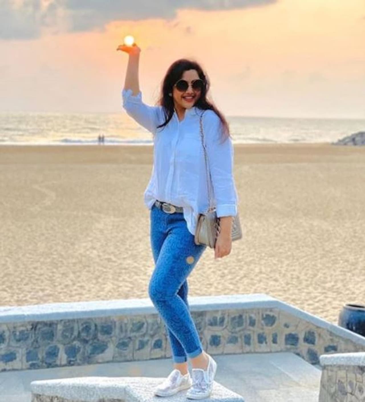 <p>சூரியனை கையில் ஏந்திட அவ்வளவு ஆசையா?</p> <p>சூரியனை கையில் ஏந்திட அவ்வளவு ஆசையா?</p>