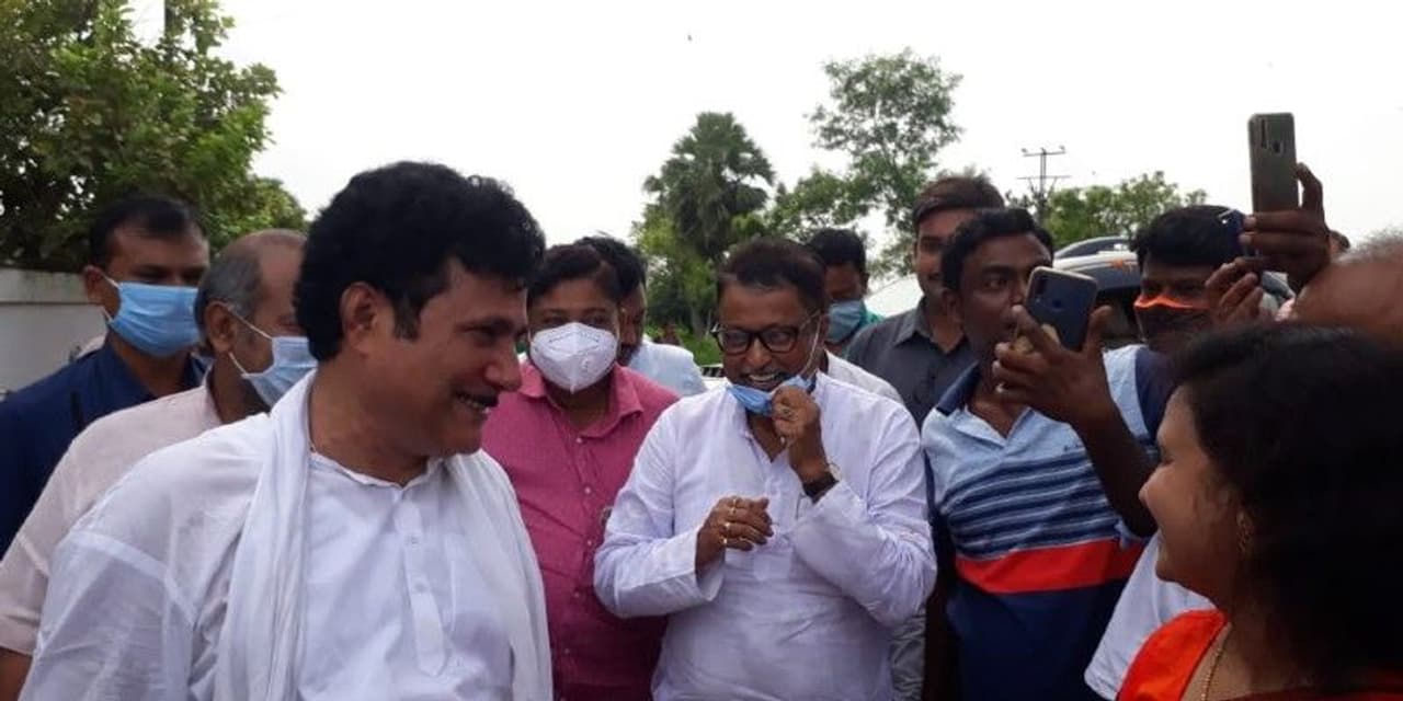 <p>There are indications of a new equation before the Assembly election in West Bengal. BJP leader Mukul Roy visited the ashram of a TMC leader. Several other leaders of the ruling party were seen with him in the ashram premises. This has led to a lot of speculation in Birbhum.</p><p> </p> <p>There are indications of a new equation before the Assembly election in West Bengal. BJP leader Mukul Roy visited the ashram of a TMC leader. Several other leaders of the ruling party were seen with him in the ashram premises. This has led to a lot of speculation in Birbhum.</p><p> </p>