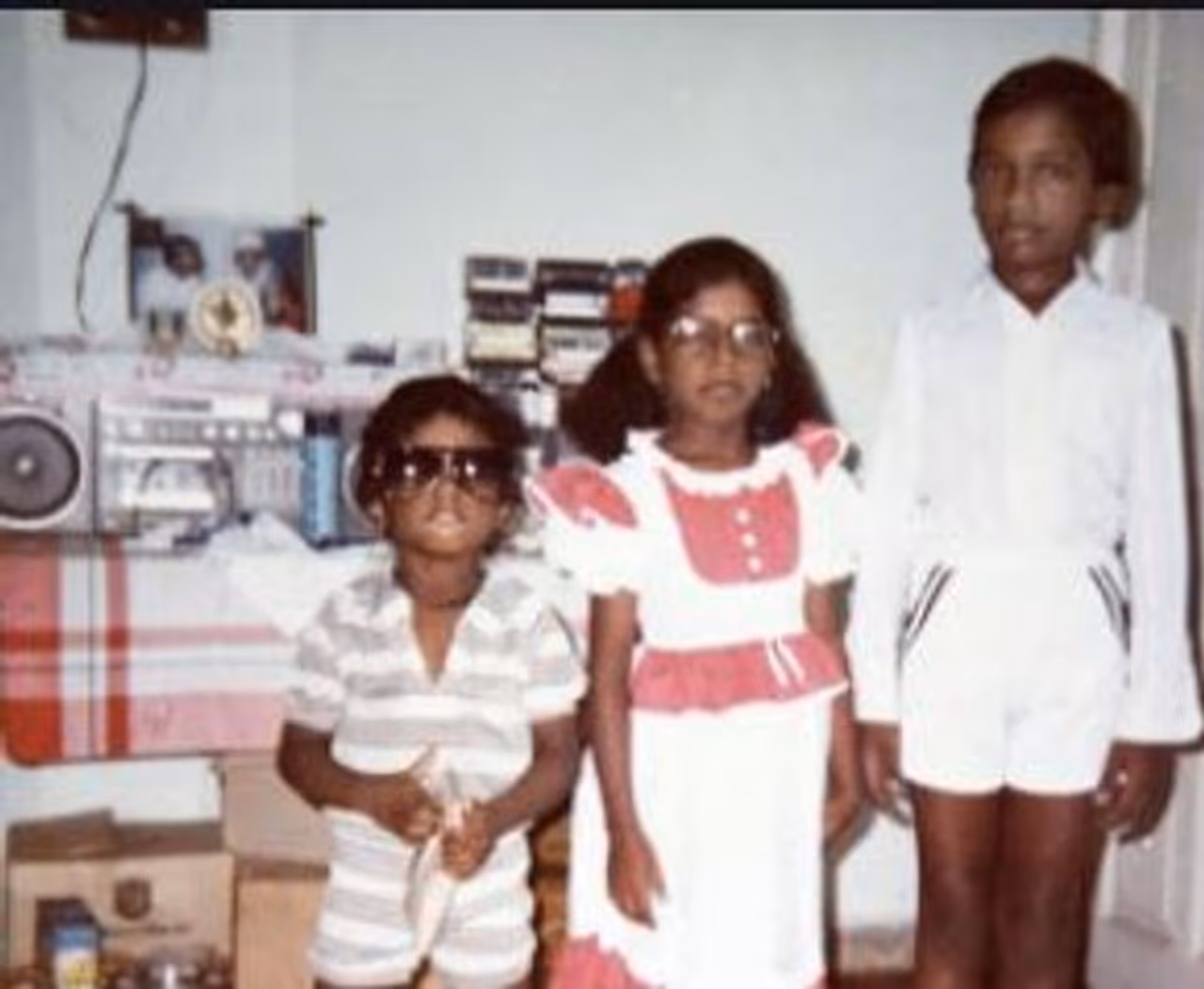 <p>அண்ணன் கார்த்திக் ராஜா மற்றும் அக்கா பவதாரணியுடன் யுவன் </p> <p>அண்ணன் கார்த்திக் ராஜா மற்றும் அக்கா பவதாரணியுடன் யுவன் </p>