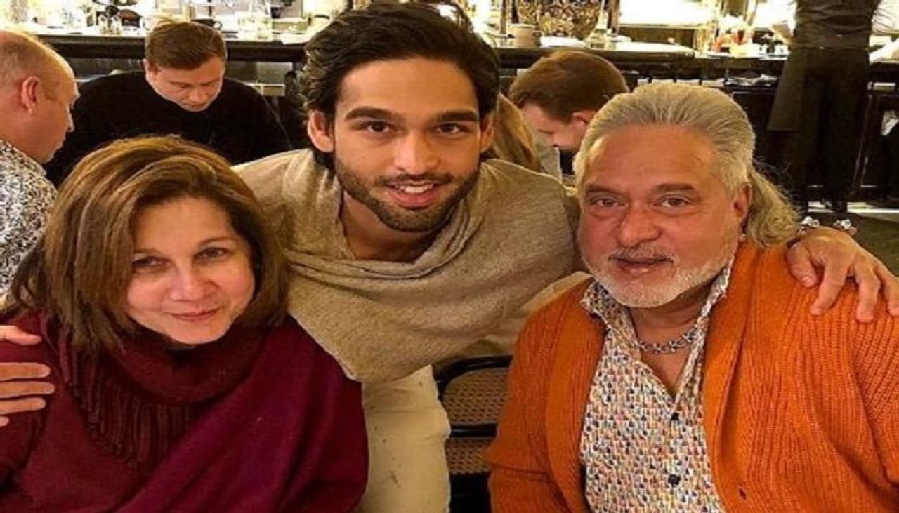 <p>పస్తుతం విజయ్ మాల్యా విదేశాలలో జీవిస్తున్నారు. లిక్కర్ కింగ్ గా ప్రసిద్ది చెందిన విజయ్ మాల్యాను ఆర్థిక నేరస్థుడిగా భారత ప్రభుత్వం ప్రకటించింది. విజయ్ మాల్యా అసలు పేరు విజయ్ విట్టల్ మాల్యా ఇతను భారతీయ వ్యాపారవేత్త, మాజీ పార్లమెంటు సభ్యుడు. రాయల్ ఛాలెంజర్స్ బెంగళూరు క్రికెట్ జట్టుకు మాజీ యజమాని. విజయ్ మాల్యా విలాసవంతమైన జీవితం గురించి మీకు తెలియని కొన్ని విషయలు...<br /> </p> <p>పస్తుతం విజయ్ మాల్యా విదేశాలలో జీవిస్తున్నారు. లిక్కర్ కింగ్ గా ప్రసిద్ది చెందిన విజయ్ మాల్యాను ఆర్థిక నేరస్థుడిగా భారత ప్రభుత్వం ప్రకటించింది. విజయ్ మాల్యా అసలు పేరు విజయ్ విట్టల్ మాల్యా ఇతను భారతీయ వ్యాపారవేత్త, మాజీ పార్లమెంటు సభ్యుడు. రాయల్ ఛాలెంజర్స్ బెంగళూరు క్రికెట్ జట్టుకు మాజీ యజమాని. విజయ్ మాల్యా విలాసవంతమైన జీవితం గురించి మీకు తెలియని కొన్ని విషయలు...<br /> </p>