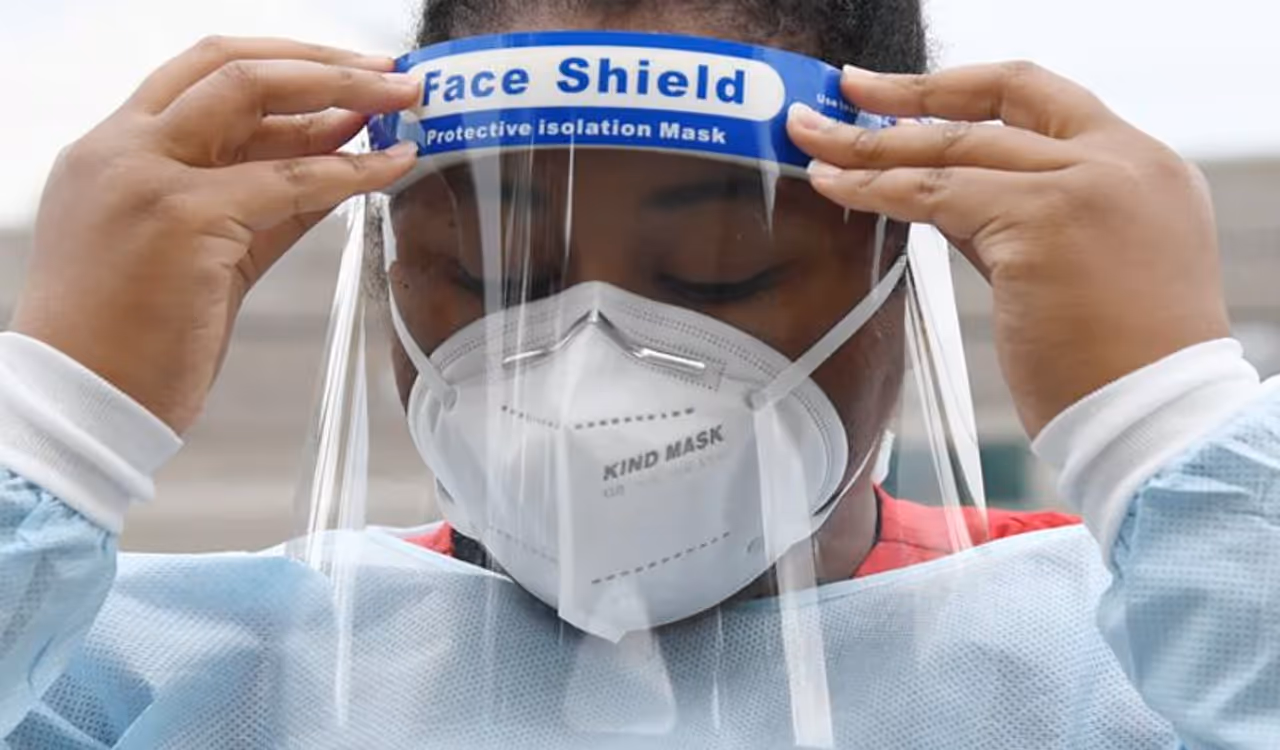 <p>ಒರ್ವ ನೌಕರನಿಂದ ಇದೀಗ ಕಂಪನಿಯ 300 ಮಂದಿ ಕ್ವಾರಂಟೈನ್ನಲ್ಲಿ ಇರಬೇಕಾದ ಪರಿಸ್ಥಿತಿ ಎದುರಾಗಿದೆ. ಇಷ್ಟೇ ಅಲ್ಲ, ಸೋಂಕು ತಗಲಿದೆ 7 ಮಂದಿ ಸಾವನ್ನಪ್ಪಿದ ಘಟನೆ ನಡೆದಿದೆ.</p> <p>ಒರ್ವ ನೌಕರನಿಂದ ಇದೀಗ ಕಂಪನಿಯ 300 ಮಂದಿ ಕ್ವಾರಂಟೈನ್ನಲ್ಲಿ ಇರಬೇಕಾದ ಪರಿಸ್ಥಿತಿ ಎದುರಾಗಿದೆ. ಇಷ್ಟೇ ಅಲ್ಲ, ಸೋಂಕು ತಗಲಿದೆ 7 ಮಂದಿ ಸಾವನ್ನಪ್ಪಿದ ಘಟನೆ ನಡೆದಿದೆ.</p>