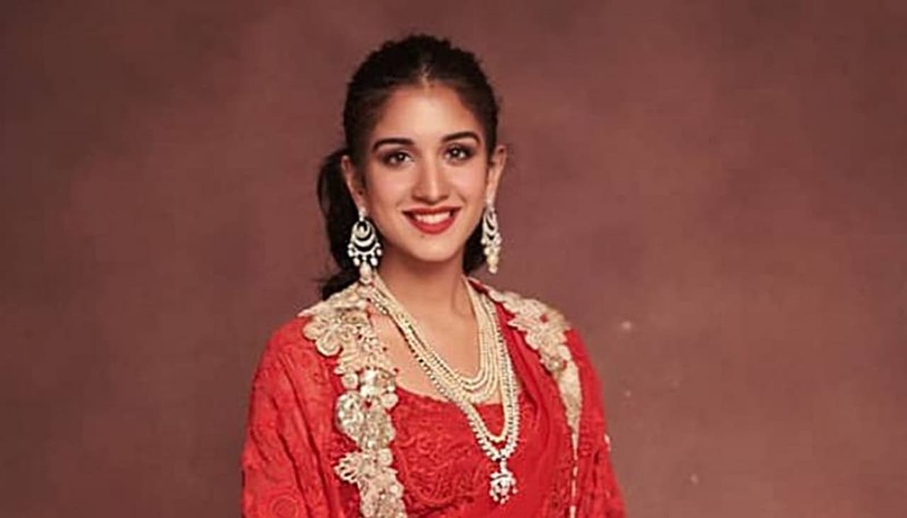 <p>ముఖ్యంగా ముఖేష్ అంబానీ కుమారుడు ఆకాష్ అంబానీ, ఇషా అంబానీల వివాహం తరువాత, ఇప్పుడు ప్రజలు ముకేష్ అంబానీ చిన్న కుమారుడు అనంత్ అంబానీ వివాహం ఎప్పుడు చేసుకోబోతున్నారో తెలుసుకోవాలనుకుంటున్నారు. విశేషమేమిటంటే ఆకాష్ అంబానీ, ఇషా అంబానీల వివాహం ప్రపంచంలో అత్యంత ఖరీదైన వివాహాలలో ఒకటి. ప్రముఖ బాలీవుడ్ తారలలే కాకుండా ప్రపంచంలోని అనేక పెద్ద వ్యక్తులు ఈ వివాహ కార్యక్రమంలో పాల్గొన్నారు.&nbsp;<br />&nbsp;</p>