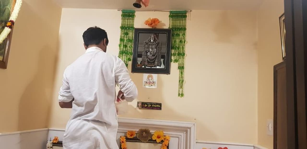 <p>ಸಿದ್ಧಾರ್ಥ ಹೆಗ್ಡೆ ಸಮಾಧಿಗೆ ಮಂತ್ರಾಕ್ಷತೆ ಹಾಕಿ ಬೋದಿ ವೃಕ್ಷ ನೆಟ್ಟ ವಿನಯ್ ಗುರೂಜಿ</p> <p>ಸಿದ್ಧಾರ್ಥ ಹೆಗ್ಡೆ ಸಮಾಧಿಗೆ ಮಂತ್ರಾಕ್ಷತೆ ಹಾಕಿ ಬೋದಿ ವೃಕ್ಷ ನೆಟ್ಟ ವಿನಯ್ ಗುರೂಜಿ</p>