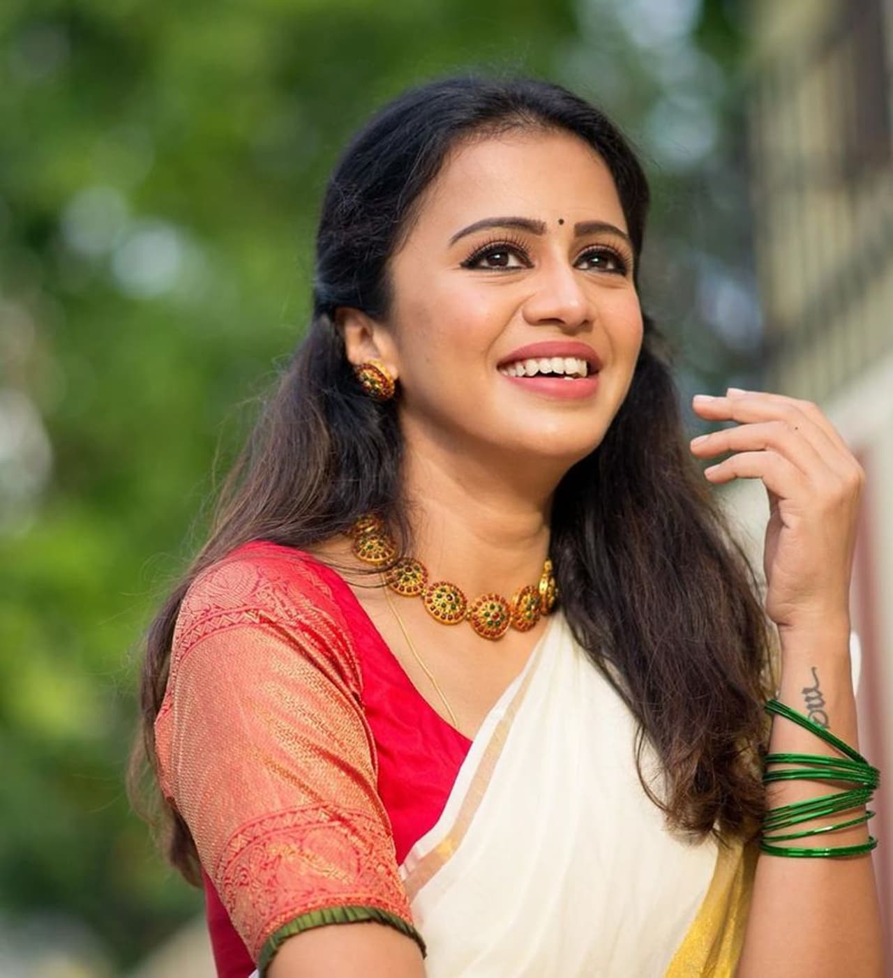 <p>புன்னகையில் பூரித்திருக்கும் அழகு </p> <p>புன்னகையில் பூரித்திருக்கும் அழகு </p>