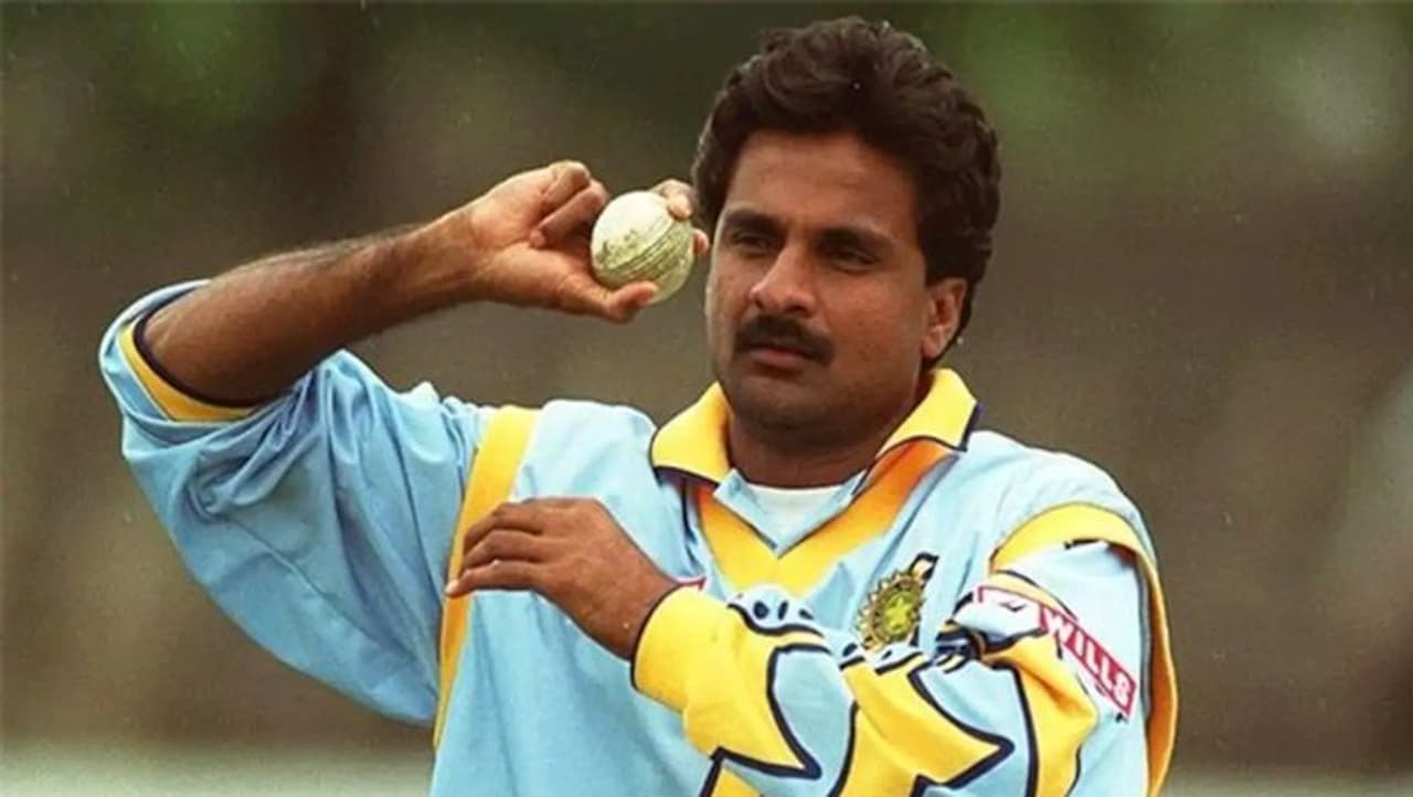 <p>ಜಾವಗಲ್ ಶ್ರೀನಾಥ್ 1989ರಲ್ಲಿ ನಡೆದ ರಣಜಿ ಟ್ರೋಫಿಯಲ್ಲಿ ಕರ್ನಾಟಕ ತಂಡದ ಪರ ಹೈದರಾಬಾದ್ ವಿರುದ್ಧ ಕಣಕ್ಕಿಳಿಯುವ ಮೂಲಕ ಕ್ರಿಕೆಟ್ ವೃತ್ತಿಜೀವನ ಆರಂಭಿಸಿದರು. </p> <p>ಜಾವಗಲ್ ಶ್ರೀನಾಥ್ 1989ರಲ್ಲಿ ನಡೆದ ರಣಜಿ ಟ್ರೋಫಿಯಲ್ಲಿ ಕರ್ನಾಟಕ ತಂಡದ ಪರ ಹೈದರಾಬಾದ್ ವಿರುದ್ಧ ಕಣಕ್ಕಿಳಿಯುವ ಮೂಲಕ ಕ್ರಿಕೆಟ್ ವೃತ್ತಿಜೀವನ ಆರಂಭಿಸಿದರು. </p>