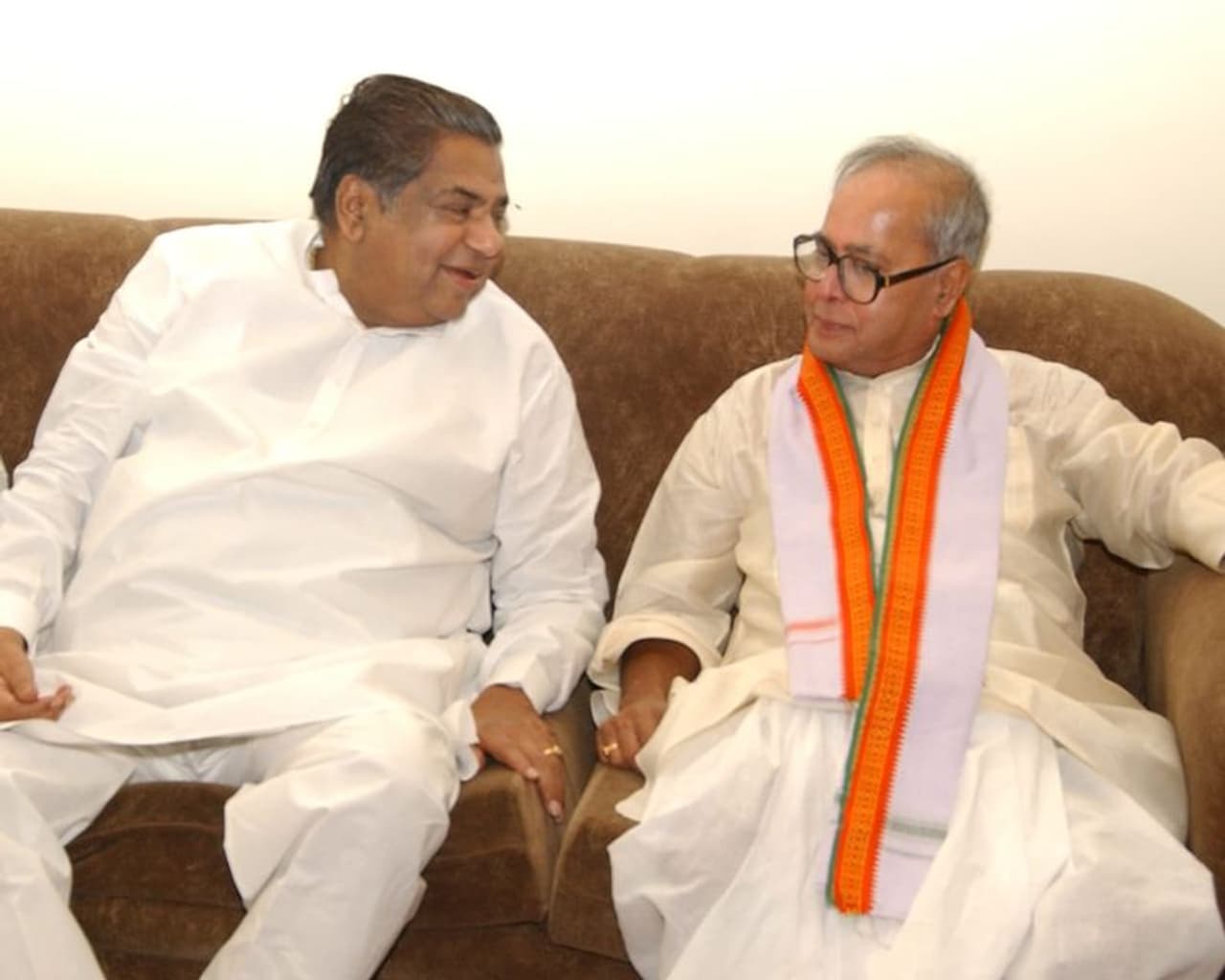 <p>ಮಾಜಿ ಪ್ರಧಾನಿ ಧರಂ ಸಿಂಗ್ ಜೊತೆ ದಾದಾ.</p> <p>ಮಾಜಿ ಪ್ರಧಾನಿ ಧರಂ ಸಿಂಗ್ ಜೊತೆ ದಾದಾ.</p>