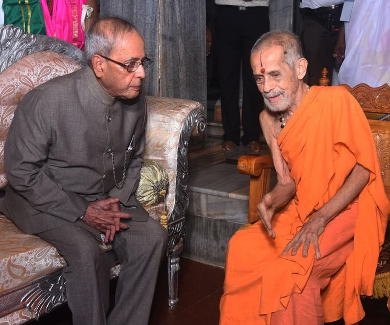 <p>ವೈದ್ಯರ ಮೇಲೆ ಹಲ್ಲೆ ಯಾವುದೇ ನಾಗರಿಕ ಸಮಾಜದ ಲಕ್ಷಣವಲ್ಲ ಎಂದ ಅವರು ಯಾರೂ ಕೂಡ ಪರಿಪೂರ್ಣರಲ್ಲ, ವೈದ್ಯರು ಕೂಡ ಇದಕ್ಕೆ ಹೊರತಾಗಿಲ್ಲ, ವೈದ್ಯಕೀಯ ಆಕಸ್ಮಿಕಗಳಿಗೆ ವೈದ್ಯರನ್ನು ಹೊಣೆಗಾರನ್ನಾಗಿ ಮಾಡುವುದು ಸರಿಯಲ್ಲ ಎಂದು ಅಭಿಪ್ರಾಯಪಟ್ಟಿದ್ದರು.</p><p>&nbsp;</p>