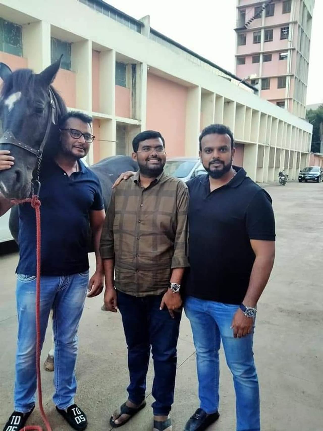 <p>ದರ್ಶನ್ ಫಾರ್ಮ್ ಹೌಸ್ ಗೆ ಎಸ್ ಎಸ್ ಮಲ್ಲಿಕಾರ್ಜುನ್ ಫಾರ್ಮ್ ಹೌಸ್ ನಿಂದ ಬಂತು ಎರಡು ಕುದುರೆಗಳು ಆಗಮಿಸಿವೆ.</p> <p>ದರ್ಶನ್ ಫಾರ್ಮ್ ಹೌಸ್ ಗೆ ಎಸ್ ಎಸ್ ಮಲ್ಲಿಕಾರ್ಜುನ್ ಫಾರ್ಮ್ ಹೌಸ್ ನಿಂದ ಬಂತು ಎರಡು ಕುದುರೆಗಳು ಆಗಮಿಸಿವೆ.</p>