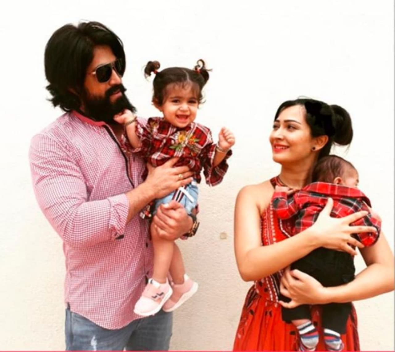 <p>ಮಗನಿಗೆ ರಾಕಿಂಗ್ ದಂಪತಿ ನಾಮಕರಣ ಮಾಡಿದ್ದಾರೆ.</p> <p>ಮಗನಿಗೆ ರಾಕಿಂಗ್ ದಂಪತಿ ನಾಮಕರಣ ಮಾಡಿದ್ದಾರೆ.</p>