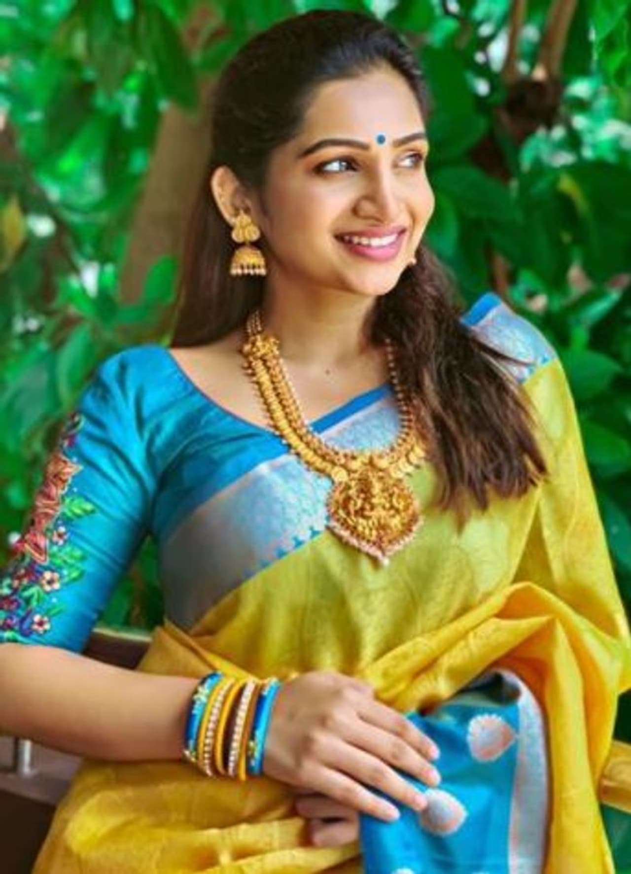 <p>மஞ்சள் சேலையில் மங்களகரமான அழகு&nbsp;</p>