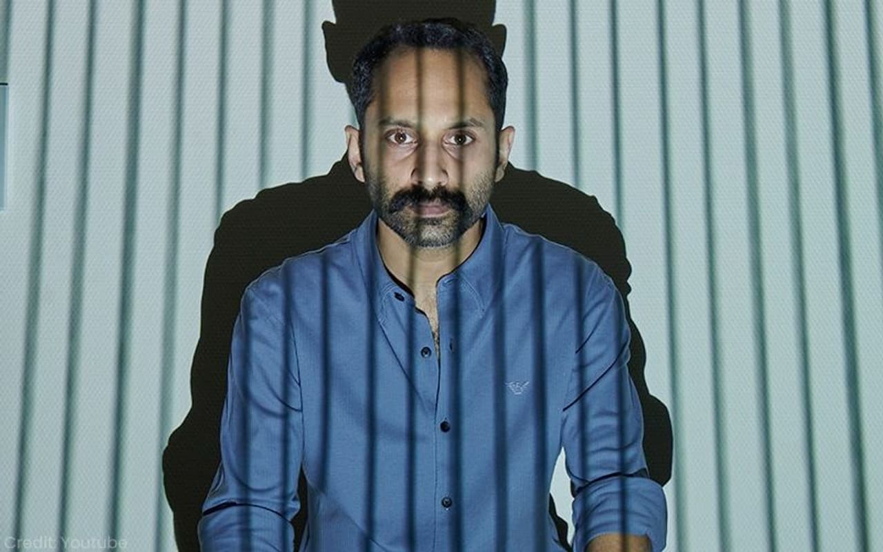 <p>ലോകമാകെയുള്ള ചലച്ചിത്ര വ്യവസായത്തെ എന്നപോലെ മലയാളസിനിമയെയും കൊവിഡ് പ്രതിസന്ധി ബാധിച്ച ഘട്ടത്തിലാണ് ഒരുകൂട്ടം കലാകാരന്മാരുടെ അതിജീവനശ്രമമായി സി യു സൂണ് വരുന്നത്. ഫഹദ് ഫാസിലിനെ തന്നെ നായകനാക്കി മഹേഷ് നാരായണന് സംവിധാനം ചെയ്യുന്ന മാലിക് എന്ന ബിഗ് ബജറ്റ് ചിത്രം റിലീസിനോട് അടുക്കുമ്പോഴാണ് കൊവിഡ് വരുന്നത്. തുടര്ന്നുള്ള മാസങ്ങളിലെ അനിശ്ചിതാവസ്ഥയിലാണ് മഹേഷും ഫഹദും ചേര്ന്ന് സി യു സൂണ് എന്ന ചിത്രത്തിന്റെ ആശയത്തിലേക്കും അതിന്റെ നടത്തിപ്പിലേക്കും കടക്കുന്നത്.</p> <p>ലോകമാകെയുള്ള ചലച്ചിത്ര വ്യവസായത്തെ എന്നപോലെ മലയാളസിനിമയെയും കൊവിഡ് പ്രതിസന്ധി ബാധിച്ച ഘട്ടത്തിലാണ് ഒരുകൂട്ടം കലാകാരന്മാരുടെ അതിജീവനശ്രമമായി സി യു സൂണ് വരുന്നത്. ഫഹദ് ഫാസിലിനെ തന്നെ നായകനാക്കി മഹേഷ് നാരായണന് സംവിധാനം ചെയ്യുന്ന മാലിക് എന്ന ബിഗ് ബജറ്റ് ചിത്രം റിലീസിനോട് അടുക്കുമ്പോഴാണ് കൊവിഡ് വരുന്നത്. തുടര്ന്നുള്ള മാസങ്ങളിലെ അനിശ്ചിതാവസ്ഥയിലാണ് മഹേഷും ഫഹദും ചേര്ന്ന് സി യു സൂണ് എന്ന ചിത്രത്തിന്റെ ആശയത്തിലേക്കും അതിന്റെ നടത്തിപ്പിലേക്കും കടക്കുന്നത്.</p>