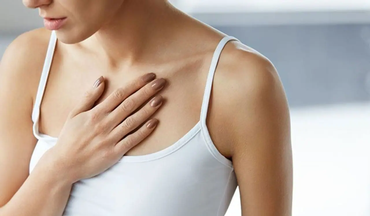 <p>ಅಂಗಾಂಶದ ಮೇಲೆ ಏನಾದರೂ ಎಳೆಯುವಾಗ ಡಿಂಪ್ಲಿಂಗ್ ಬೆಳೆಯಬಹುದು. ಕೆಲವೊಮ್ಮೆ ಸ್ತನದಲ್ಲಿನ ಒಂದು ಸಣ್ಣ ಕ್ಯಾನ್ಸರ್ ಚರ್ಮಕ್ಕೆ ತನ್ನನ್ನು ತಾನೇ ಜೋಡಿಸಿಕೊಳ್ಳಬಹುದು ಅಥವಾ ಅಂಗಾಂಶದ ಮೇಲೆ ಪ್ರಭಾವ ಬೀರಬಹುದು,ಇದು ಗೋಚರಿಸುವಂತೆ, ಸ್ತನದ ಮೇಲೆ ಒಂದು ಡಿಂಪಲ್ ಅನ್ನು ಗುರುತಿಸುವುದು ಸುಲಭ. ಆದ್ದರಿಂದ, ಸ್ನಾನ ಗೃಹದ ಕನ್ನಡಿಯಲ್ಲಿ ನಿಮ್ಮನ್ನು ನೀವು ನೋಡಿಕೊಂಡಾಗ ಅಂತಹ ಯಾವುದೇ ಚಿಹ್ನೆಯನ್ನು ನೀವು ನೋಡಿದರೆ, ತಕ್ಷಣ ವೈದ್ಯರನ್ನು ಸಂಪರ್ಕಿಸಿ. </p> <p>ಅಂಗಾಂಶದ ಮೇಲೆ ಏನಾದರೂ ಎಳೆಯುವಾಗ ಡಿಂಪ್ಲಿಂಗ್ ಬೆಳೆಯಬಹುದು. ಕೆಲವೊಮ್ಮೆ ಸ್ತನದಲ್ಲಿನ ಒಂದು ಸಣ್ಣ ಕ್ಯಾನ್ಸರ್ ಚರ್ಮಕ್ಕೆ ತನ್ನನ್ನು ತಾನೇ ಜೋಡಿಸಿಕೊಳ್ಳಬಹುದು ಅಥವಾ ಅಂಗಾಂಶದ ಮೇಲೆ ಪ್ರಭಾವ ಬೀರಬಹುದು,ಇದು ಗೋಚರಿಸುವಂತೆ, ಸ್ತನದ ಮೇಲೆ ಒಂದು ಡಿಂಪಲ್ ಅನ್ನು ಗುರುತಿಸುವುದು ಸುಲಭ. ಆದ್ದರಿಂದ, ಸ್ನಾನ ಗೃಹದ ಕನ್ನಡಿಯಲ್ಲಿ ನಿಮ್ಮನ್ನು ನೀವು ನೋಡಿಕೊಂಡಾಗ ಅಂತಹ ಯಾವುದೇ ಚಿಹ್ನೆಯನ್ನು ನೀವು ನೋಡಿದರೆ, ತಕ್ಷಣ ವೈದ್ಯರನ್ನು ಸಂಪರ್ಕಿಸಿ. </p>