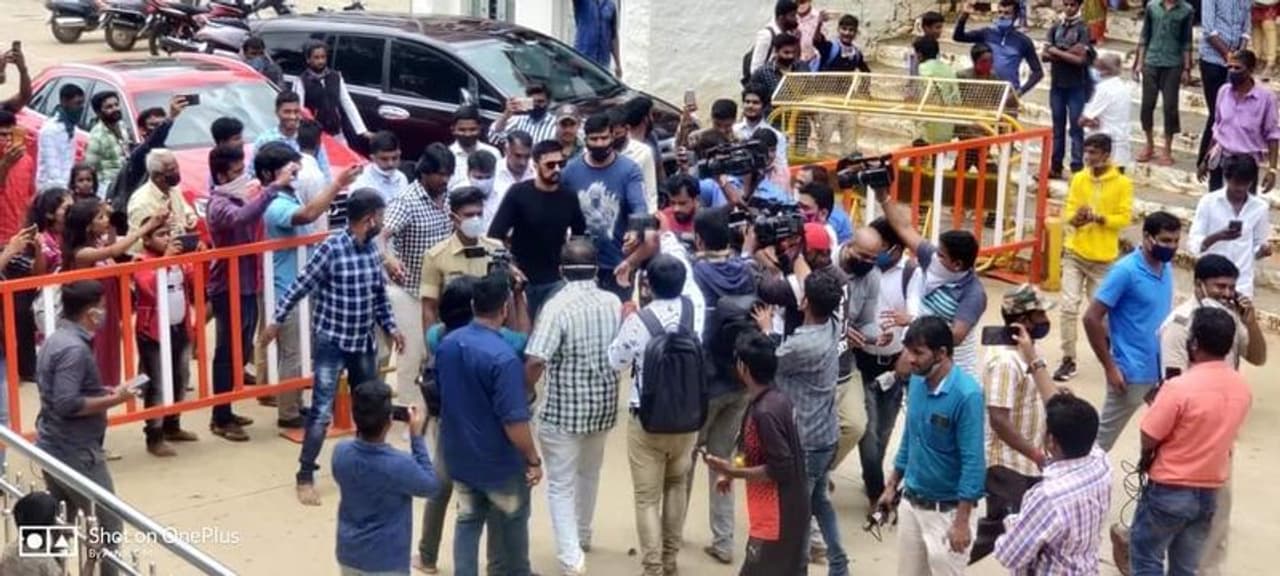 <p>ಈ ಬಾರಿ ಸರಳವಗಾಗಿ ನನ್ನ ಹುಟ್ಟುಹಬ್ಬ ಆಚರಿಸಲು ನಿರ್ಧರಿಸಿದ್ದೇನೆ. ಅಭಿಮಾನಿಗಳು ಯಾರು ಮನೆ ಬಳಿ ಬರೋದು ಬೇಡ. ಅಲ್ಲಿ ಸೇರಿದ್ರೇ ಎಲ್ರೂ ಹತ್ತಿರನೇ ನಿಲ್ತಾರೆ. ವಾಪಸ್ ಮನೆಗಳಿಗೆ ಸುರಕ್ಷಿತವಾಗಿ ಹೋಗ್ತಾರೆ ಅನ್ನೋ ನಂಬಿಕೇನು ನನಗಿಲ್ಲ. ನನ್ನ ತಂದೆ ತಾಯಿನಾ ನೋಡಿ ತುಂಬಾ ದಿನವೇ ಆಯ್ತು. ದಿನಾ ಅವ್ರ ಆರ್ಶಿವಾದ ಇಲ್ಲದೇ ಮನೆಯಿಂದ ಹೊರಗೇ ಬರ್ತಿಲಿಲ್ಲ ಎಂದು ಹೇಳಿದ್ದಾರೆ.</p> <p>ಈ ಬಾರಿ ಸರಳವಗಾಗಿ ನನ್ನ ಹುಟ್ಟುಹಬ್ಬ ಆಚರಿಸಲು ನಿರ್ಧರಿಸಿದ್ದೇನೆ. ಅಭಿಮಾನಿಗಳು ಯಾರು ಮನೆ ಬಳಿ ಬರೋದು ಬೇಡ. ಅಲ್ಲಿ ಸೇರಿದ್ರೇ ಎಲ್ರೂ ಹತ್ತಿರನೇ ನಿಲ್ತಾರೆ. ವಾಪಸ್ ಮನೆಗಳಿಗೆ ಸುರಕ್ಷಿತವಾಗಿ ಹೋಗ್ತಾರೆ ಅನ್ನೋ ನಂಬಿಕೇನು ನನಗಿಲ್ಲ. ನನ್ನ ತಂದೆ ತಾಯಿನಾ ನೋಡಿ ತುಂಬಾ ದಿನವೇ ಆಯ್ತು. ದಿನಾ ಅವ್ರ ಆರ್ಶಿವಾದ ಇಲ್ಲದೇ ಮನೆಯಿಂದ ಹೊರಗೇ ಬರ್ತಿಲಿಲ್ಲ ಎಂದು ಹೇಳಿದ್ದಾರೆ.</p>