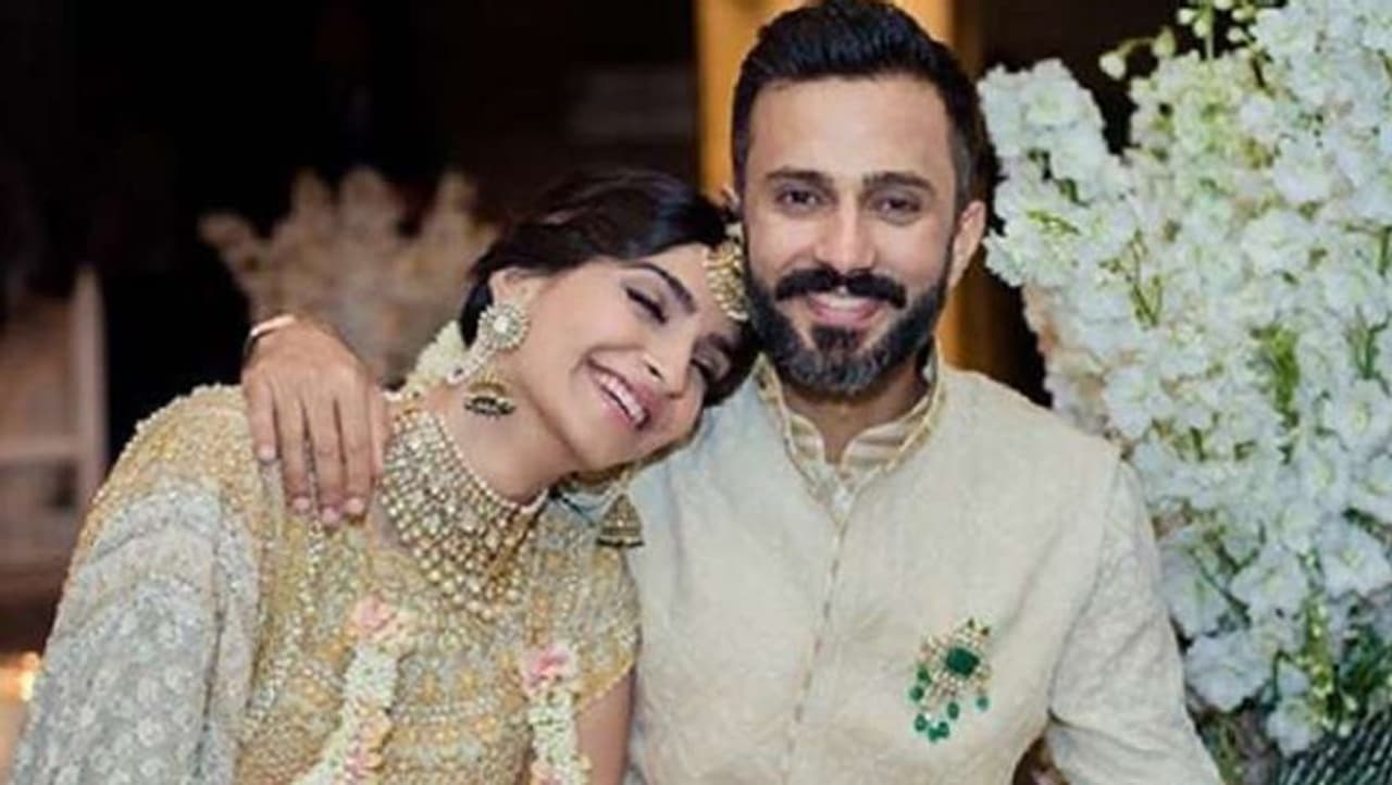 <p>ಇನ್ಸ್ಟಾಗ್ರಾಮ್ ಸ್ಟೋರಿಯಲ್ಲಿ ಲಂಡನ್ನಿಂದ ವಾಪಸ್ಸು ಬಂದ ತಮ್ಮ ಅನುಭವವನ್ನು ವೀಡಿಯೊ ಮೂಲಕ ಶೇರ್ ಮಾಡಿಕೊಂಡಿದ್ದಾರೆ ನಟಿ ಸೋನಮ್</p> <p>ಇನ್ಸ್ಟಾಗ್ರಾಮ್ ಸ್ಟೋರಿಯಲ್ಲಿ ಲಂಡನ್ನಿಂದ ವಾಪಸ್ಸು ಬಂದ ತಮ್ಮ ಅನುಭವವನ್ನು ವೀಡಿಯೊ ಮೂಲಕ ಶೇರ್ ಮಾಡಿಕೊಂಡಿದ್ದಾರೆ ನಟಿ ಸೋನಮ್</p>