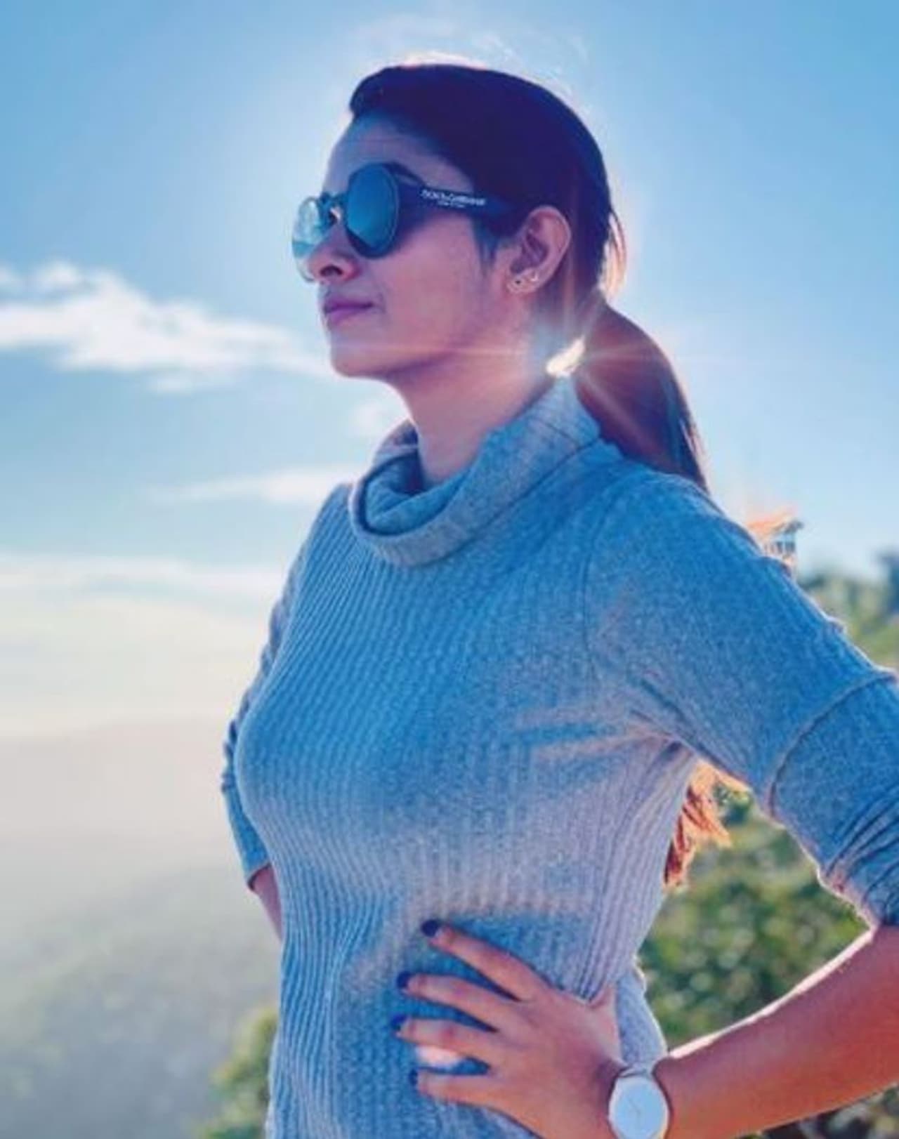 <p>நீல நிற டி ஷர்ட்டில் கொள்ளை அழகு&nbsp;</p>