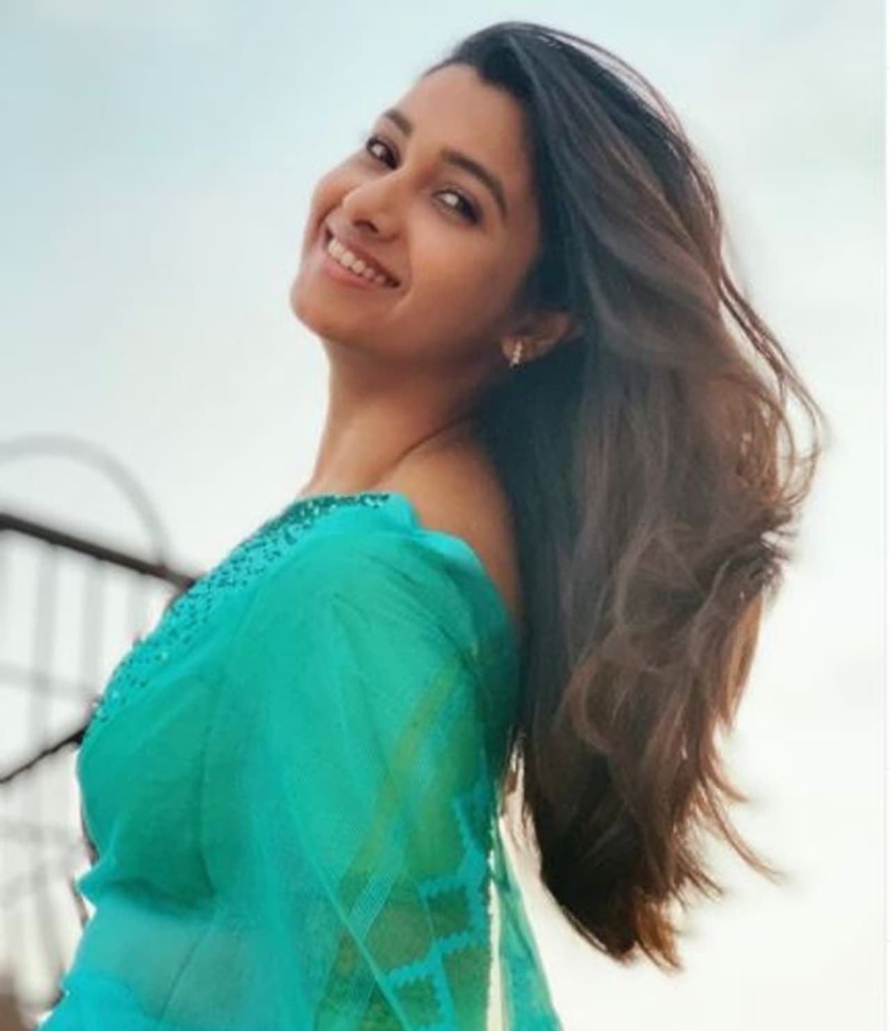 <p>தமிழ் சினிமாவில் முன்னணி நடிகையாக வலம் வந்த நடிகைகள் தான் ஒரு கால கட்டத்திற்கு மேல் மார்க்கெட்டை இழந்து சின்னத்திரையில் தஞ்சம் புகுவார்கள் இது எல்லாம் பழைய கதை. தற்போது சின்னத்திரையில் புகழ் பெற்று விளங்கும் இளம் நடிகைகள் மற்றும் தொகுப்பாளர்களை கோலிவுட் இயக்குநர்கள் கொத்திக் கொண்டு போய்விடுகின்றனர்.</p><p> </p> <p>தமிழ் சினிமாவில் முன்னணி நடிகையாக வலம் வந்த நடிகைகள் தான் ஒரு கால கட்டத்திற்கு மேல் மார்க்கெட்டை இழந்து சின்னத்திரையில் தஞ்சம் புகுவார்கள் இது எல்லாம் பழைய கதை. தற்போது சின்னத்திரையில் புகழ் பெற்று விளங்கும் இளம் நடிகைகள் மற்றும் தொகுப்பாளர்களை கோலிவுட் இயக்குநர்கள் கொத்திக் கொண்டு போய்விடுகின்றனர்.</p><p> </p>