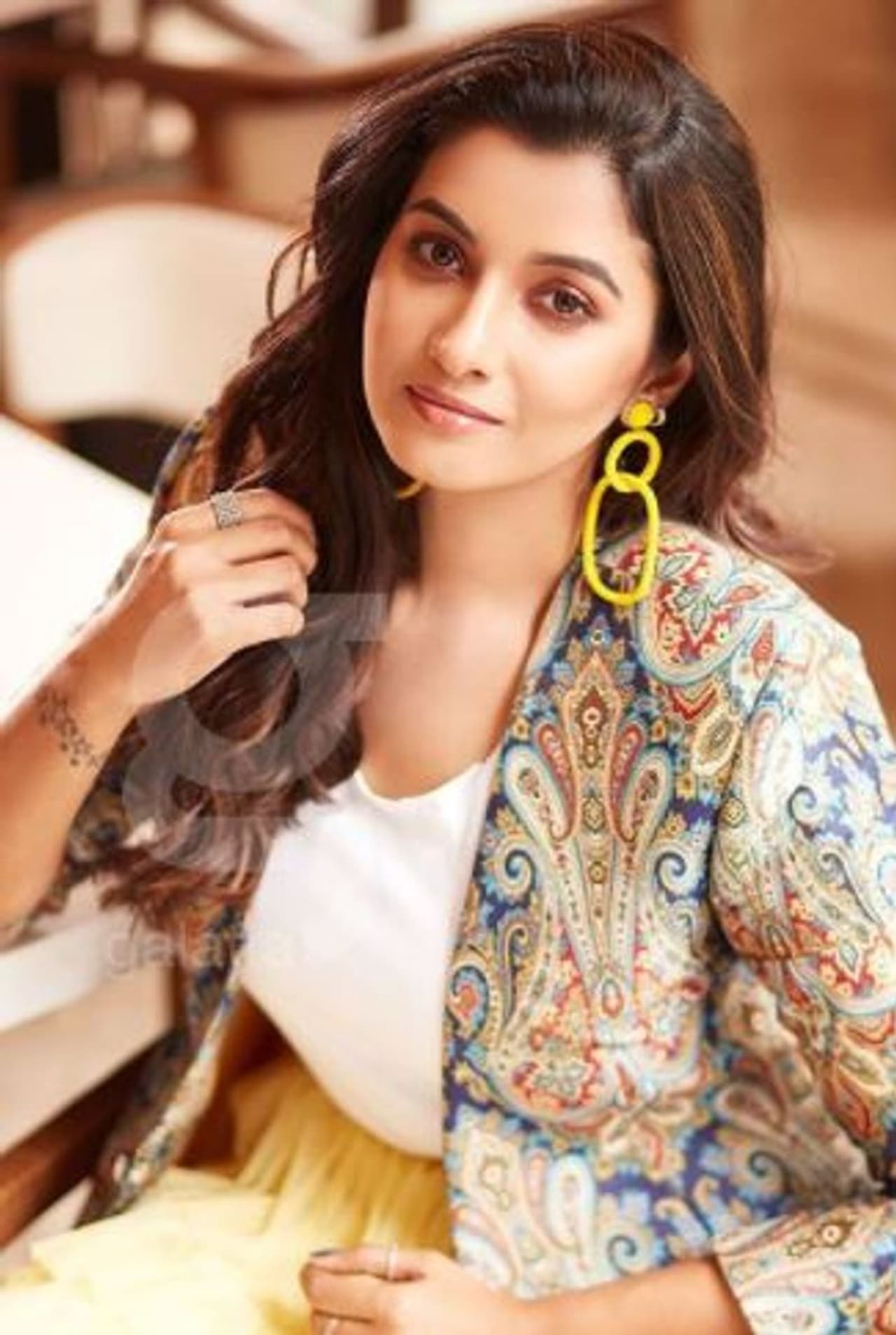 <p>இன்ஜினியரிங் படித்து விட்டு, திரையுலகம் மேல் உள்ள ஆர்வத்தின் காரணமாக பிரபல நியூஸ் சேனலில், செய்தி வாசிப்பாளராக அறிமுகமாகி, சீரியல் நாயகியாக வளர்ந்து தற்போது வெள்ளித்திரையில் கலக்கி வருபவர் பிரியா பவானி.</p> <p>இன்ஜினியரிங் படித்து விட்டு, திரையுலகம் மேல் உள்ள ஆர்வத்தின் காரணமாக பிரபல நியூஸ் சேனலில், செய்தி வாசிப்பாளராக அறிமுகமாகி, சீரியல் நாயகியாக வளர்ந்து தற்போது வெள்ளித்திரையில் கலக்கி வருபவர் பிரியா பவானி.</p>