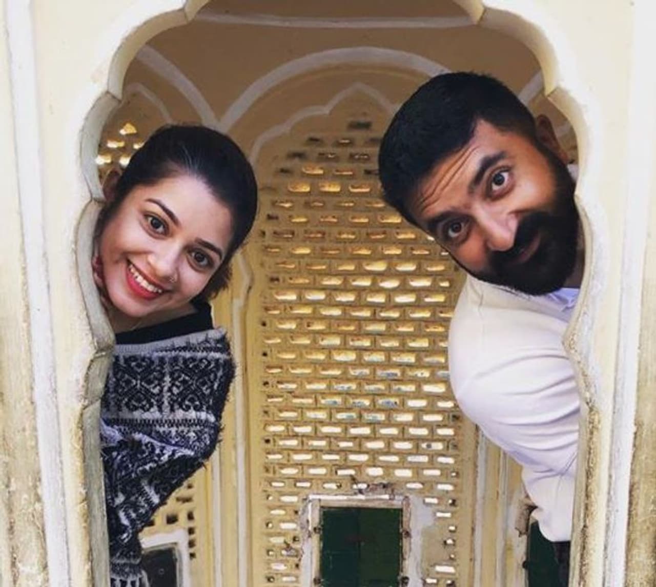 <p>கன்னட திரைப்படத்தில் நடிகையாக அறிமுகமானவர் சாயா சிங்.&nbsp;</p>