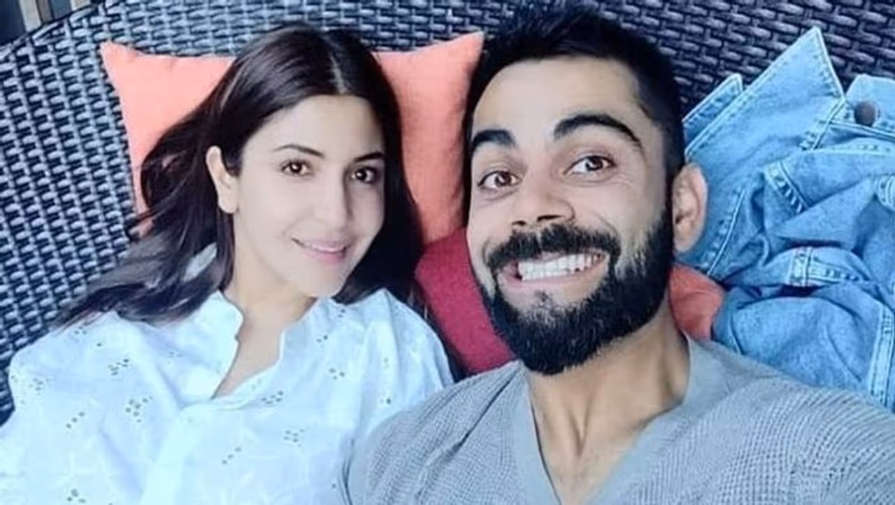 <p>பிரபல பாலிவுட் நடிகை அனுஷ்கா ஷர்மா மற்றும் கிரிக்கெட் வீரர் விராட் கோலி இருவரும், அடுத்த ஆண்டு ஜனவரி மாதம் தங்களுக்கு குழந்தை பிறக்க உள்ள தகவலை வெளியிட்டனர்.</p> <p>பிரபல பாலிவுட் நடிகை அனுஷ்கா ஷர்மா மற்றும் கிரிக்கெட் வீரர் விராட் கோலி இருவரும், அடுத்த ஆண்டு ஜனவரி மாதம் தங்களுக்கு குழந்தை பிறக்க உள்ள தகவலை வெளியிட்டனர்.</p>