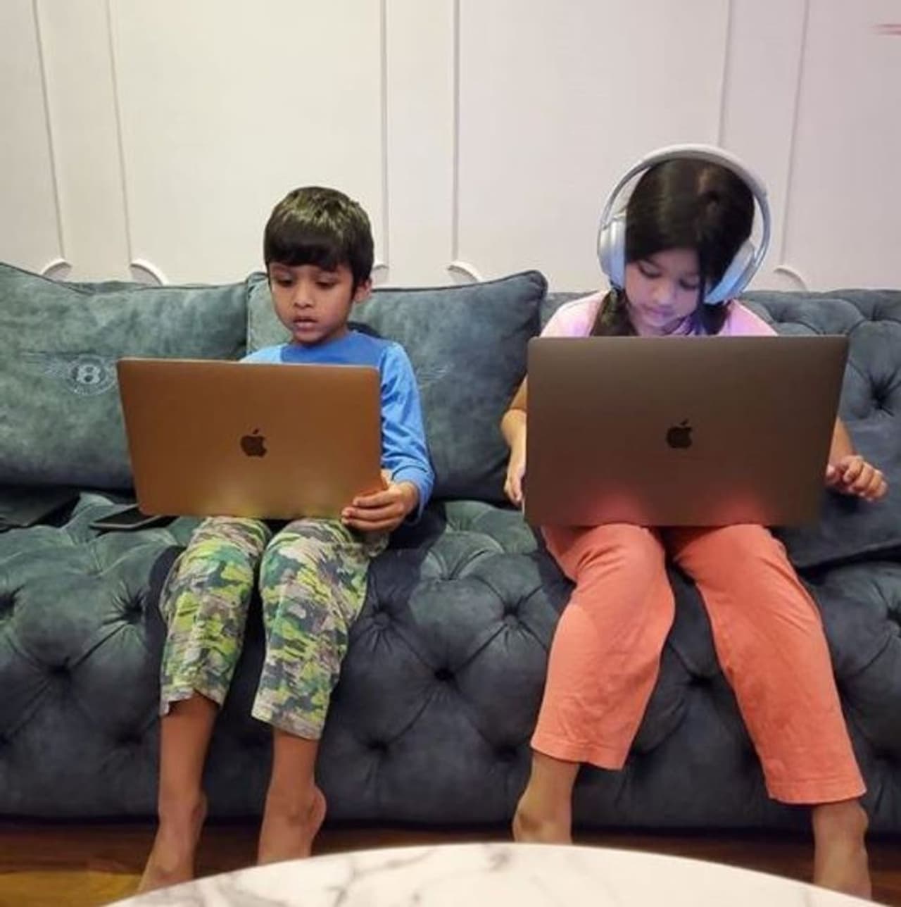 <p>சமத்தா சோபாவில் அமர்ந்து... லேப் டாப் பார்த்து கொண்டிருக்கும் செல்வராகவனின் குழந்தைகள்..</p>