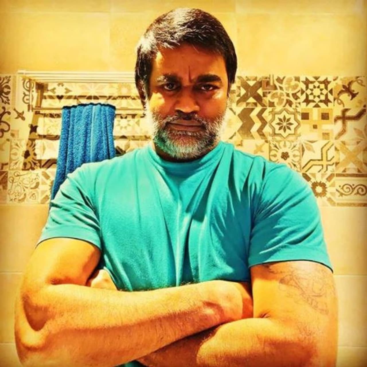 <p>இயக்குனர் செல்வராகவன் முதல் முறையாக நடிகராக அறிமுகமாகியுள்ள திரைப்படம் 'சாணிக்காகிதம்'. இந்த படத்தில் இருந்து செல்வராகவன் பிறந்தநாளை முன்னிட்டு வெளியாகியுள்ள போஸ்டர் சமூக வலைத்தளத்தையே மிரட்டி வருகிறது.</p> <p>இயக்குனர் செல்வராகவன் முதல் முறையாக நடிகராக அறிமுகமாகியுள்ள திரைப்படம் 'சாணிக்காகிதம்'. இந்த படத்தில் இருந்து செல்வராகவன் பிறந்தநாளை முன்னிட்டு வெளியாகியுள்ள போஸ்டர் சமூக வலைத்தளத்தையே மிரட்டி வருகிறது.</p>