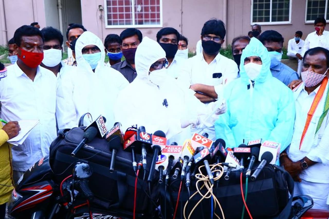 <p>నాగర్ కర్నూల్: ప్రభుత్వ ఆసుపత్రుల్లో గత ప్రభుత్వం మంజూరు చేసిన పోస్టులను కూడా ఆరున్నర ఏళ్లుగా భర్తీ చేయకుండా ముఖ్యమంత్రి కేసీఆర్, వైద్య ఆరోగ్య శాఖామంత్రి ఈటల రాజేందర్ గాడిదలు కాస్తున్నారా లేక.. గుడ్డి గుర్రానికి పళ్ళు తోముతున్నారా... అని సీఎల్పీ నేత భట్టి విక్రమార్క నిప్పులు చెరిగారు. </p> <p>నాగర్ కర్నూల్: ప్రభుత్వ ఆసుపత్రుల్లో గత ప్రభుత్వం మంజూరు చేసిన పోస్టులను కూడా ఆరున్నర ఏళ్లుగా భర్తీ చేయకుండా ముఖ్యమంత్రి కేసీఆర్, వైద్య ఆరోగ్య శాఖామంత్రి ఈటల రాజేందర్ గాడిదలు కాస్తున్నారా లేక.. గుడ్డి గుర్రానికి పళ్ళు తోముతున్నారా... అని సీఎల్పీ నేత భట్టి విక్రమార్క నిప్పులు చెరిగారు. </p>