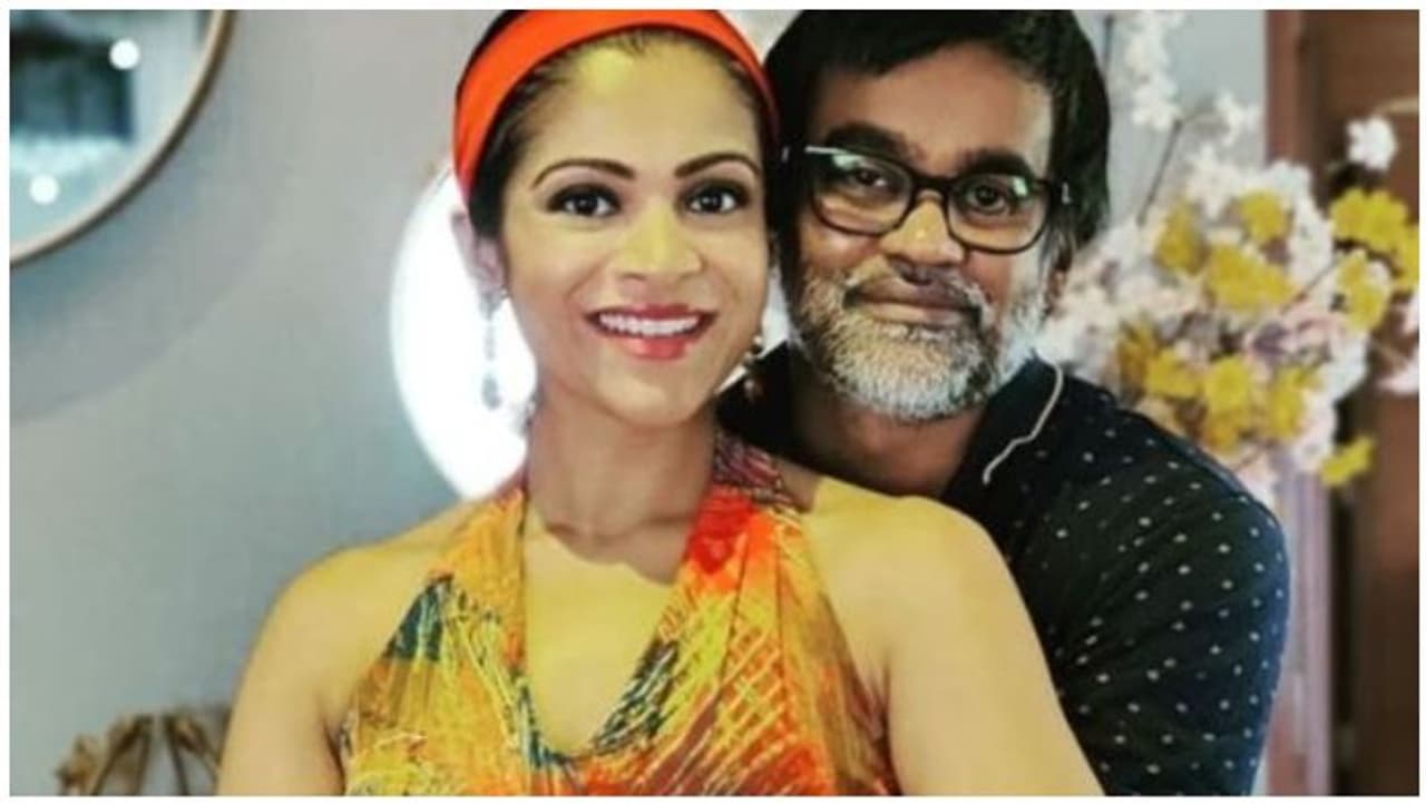 <p>நடிகை சோனியா அகர்வாலுடனான விவாகரத்திற்கு பிறகு&nbsp;<br />செல்வராகவன் இயக்கிய &nbsp;“மயக்கம் என்ன” படத்தில், துணை இயக்குனராக பணியாற்றிய கீதாஞ்சலி என்பவருக்கும், இவருக்கும் இடையே காதல் துளிர் விட்டு அது திருமணத்திலும் முடிந்தது.&nbsp;</p>