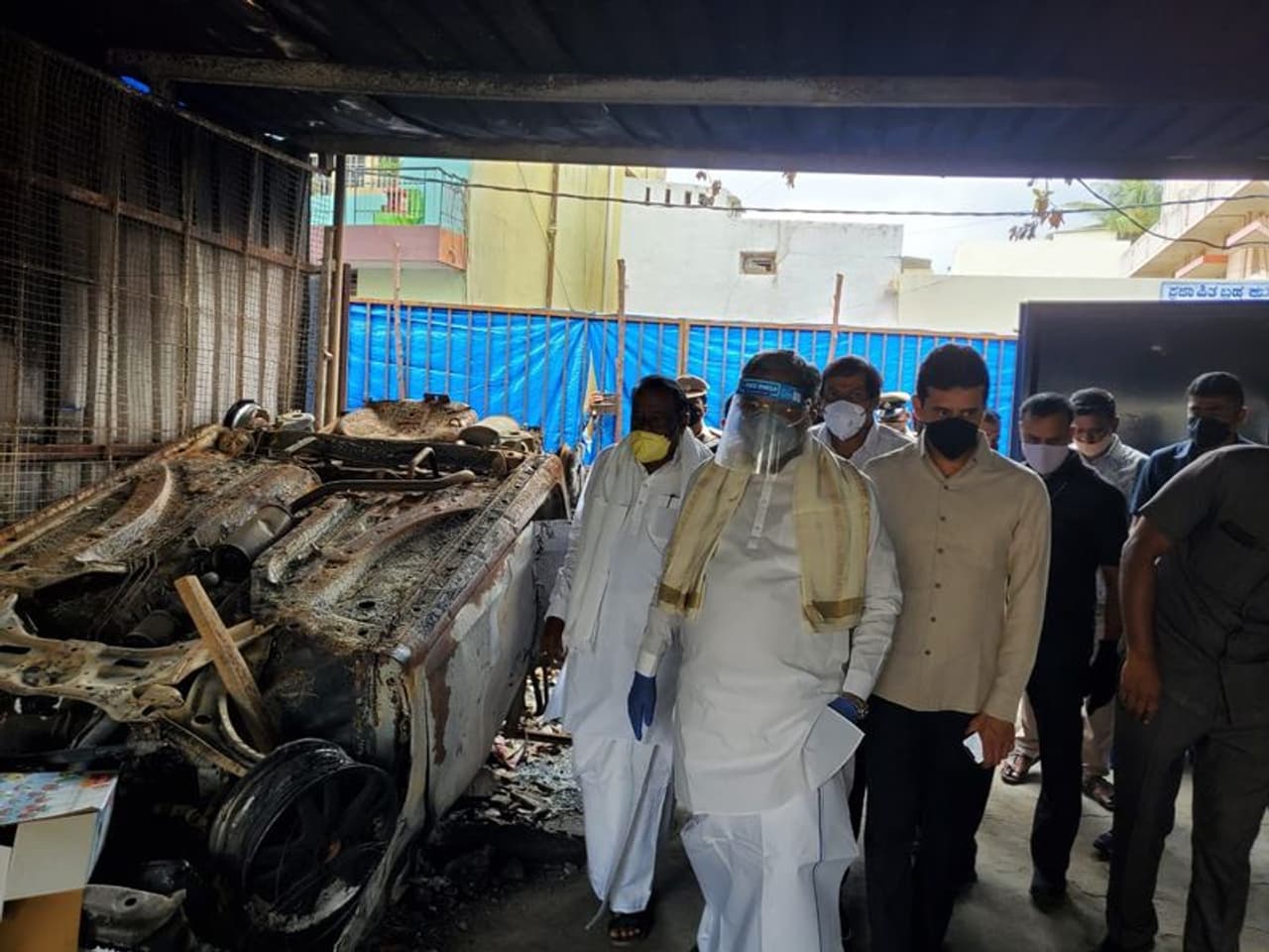 <p>Leader of Opposition in Karnataka Assembly Siddaramaiah Wednesday (September 2) visited DJ Halli police station and Pulkeshinagar MLA Akhanda Srinivasa Murthy's residence in Kaval Byrasandra, three months after violence was reported after an alleged derogatory comment against the beliefs of a community was posted on social media.</p>