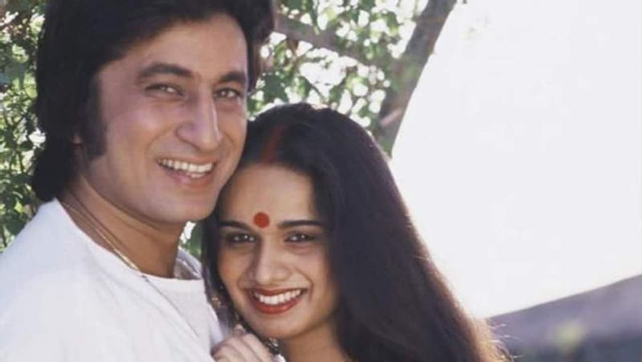 <p>ಶಿವಾಂಗಿ 1980 ರ 'ಕಿಸ್ಮತ್' ಸಿನಿಮಾದ ಮೂಲಕ ವೃತ್ತಿಜೀವನವನ್ನು ಪ್ರಾರಂಭಿಸಿದರು. ಈ ಚಿತ್ರದಲ್ಲಿ ಮಿಥುನ್ ಚಕ್ರವರ್ತಿ ಮತ್ತು ರಂಜಿತಾ ಮುಖ್ಯ ಪಾತ್ರದಲ್ಲಿದ್ದರು. ಶಕ್ತಿ ಕಪೂರ್ ಕೂಡ ಈ ಚಿತ್ರದಲ್ಲಿ ನಟಿಸಿದ್ದಾರೆ. </p> <p>ಶಿವಾಂಗಿ 1980 ರ 'ಕಿಸ್ಮತ್' ಸಿನಿಮಾದ ಮೂಲಕ ವೃತ್ತಿಜೀವನವನ್ನು ಪ್ರಾರಂಭಿಸಿದರು. ಈ ಚಿತ್ರದಲ್ಲಿ ಮಿಥುನ್ ಚಕ್ರವರ್ತಿ ಮತ್ತು ರಂಜಿತಾ ಮುಖ್ಯ ಪಾತ್ರದಲ್ಲಿದ್ದರು. ಶಕ್ತಿ ಕಪೂರ್ ಕೂಡ ಈ ಚಿತ್ರದಲ್ಲಿ ನಟಿಸಿದ್ದಾರೆ. </p>